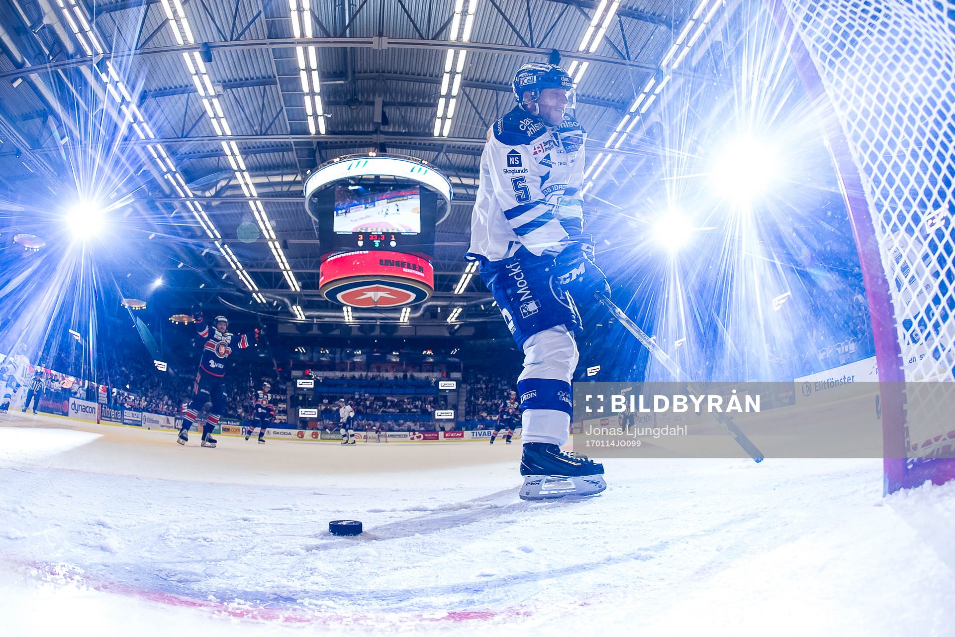 Leksands Ben Youds slår av sin klubba och deppar