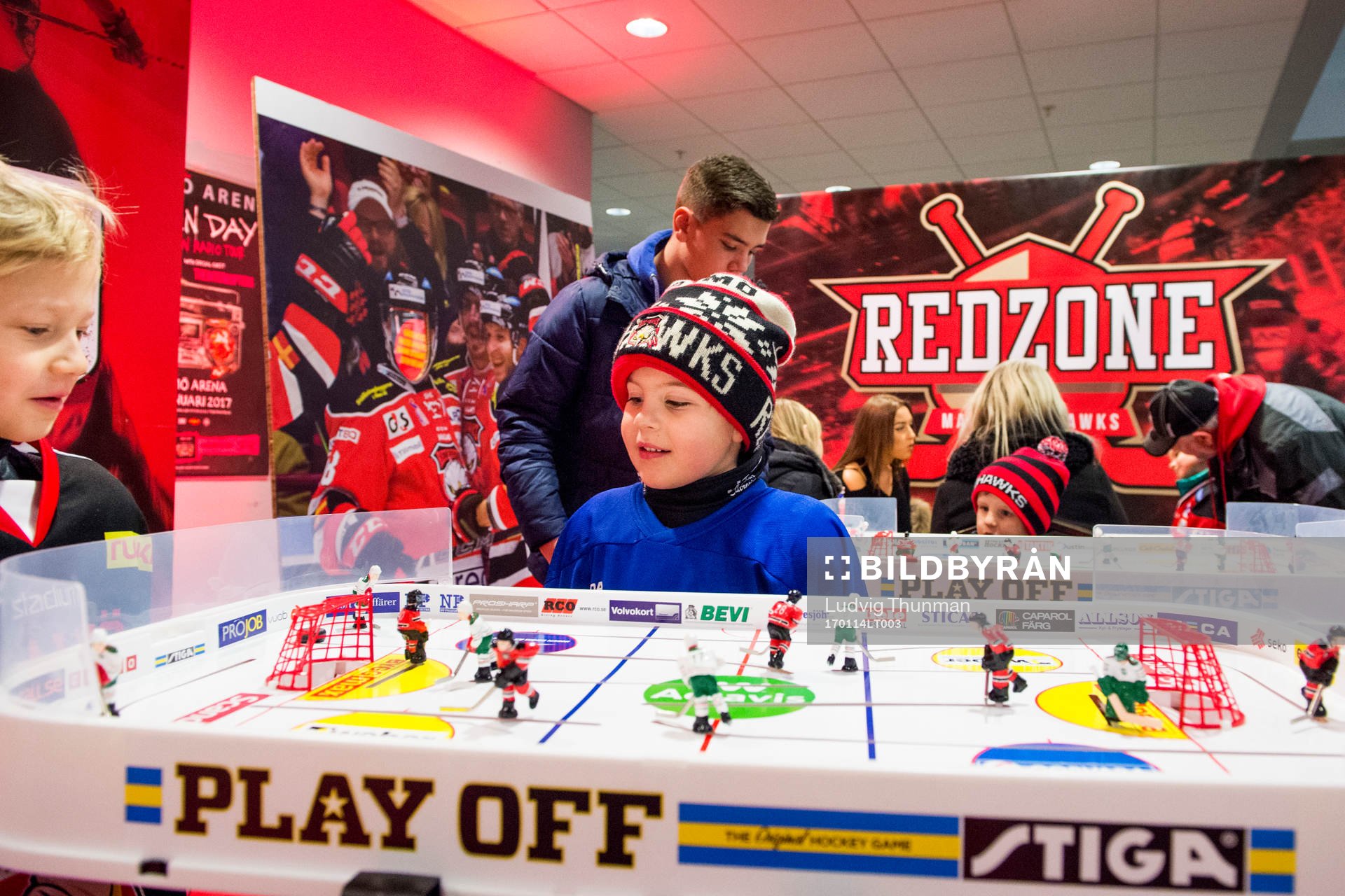 Besökare spelar hockeyspel