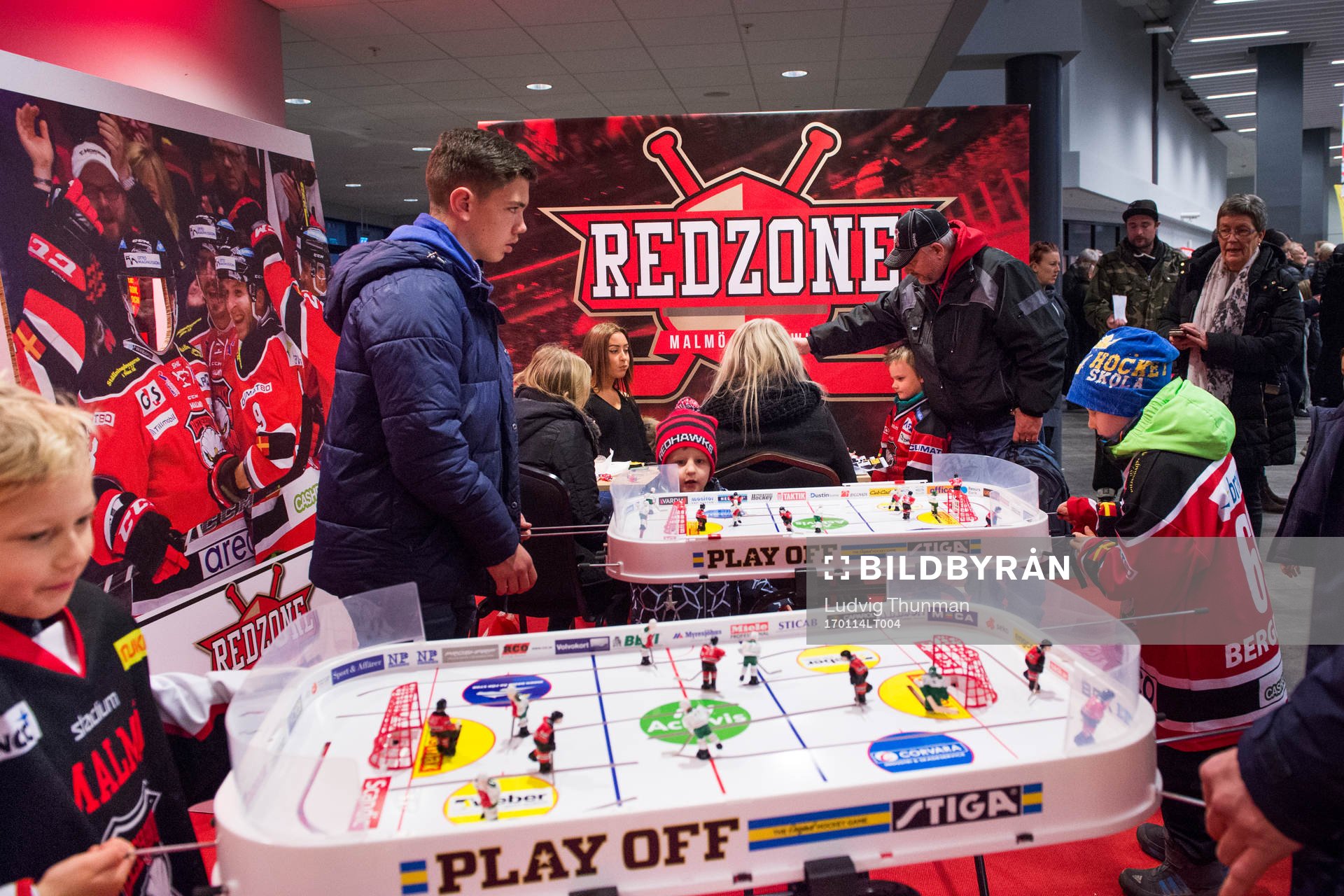 Besökare spelar hockeyspel