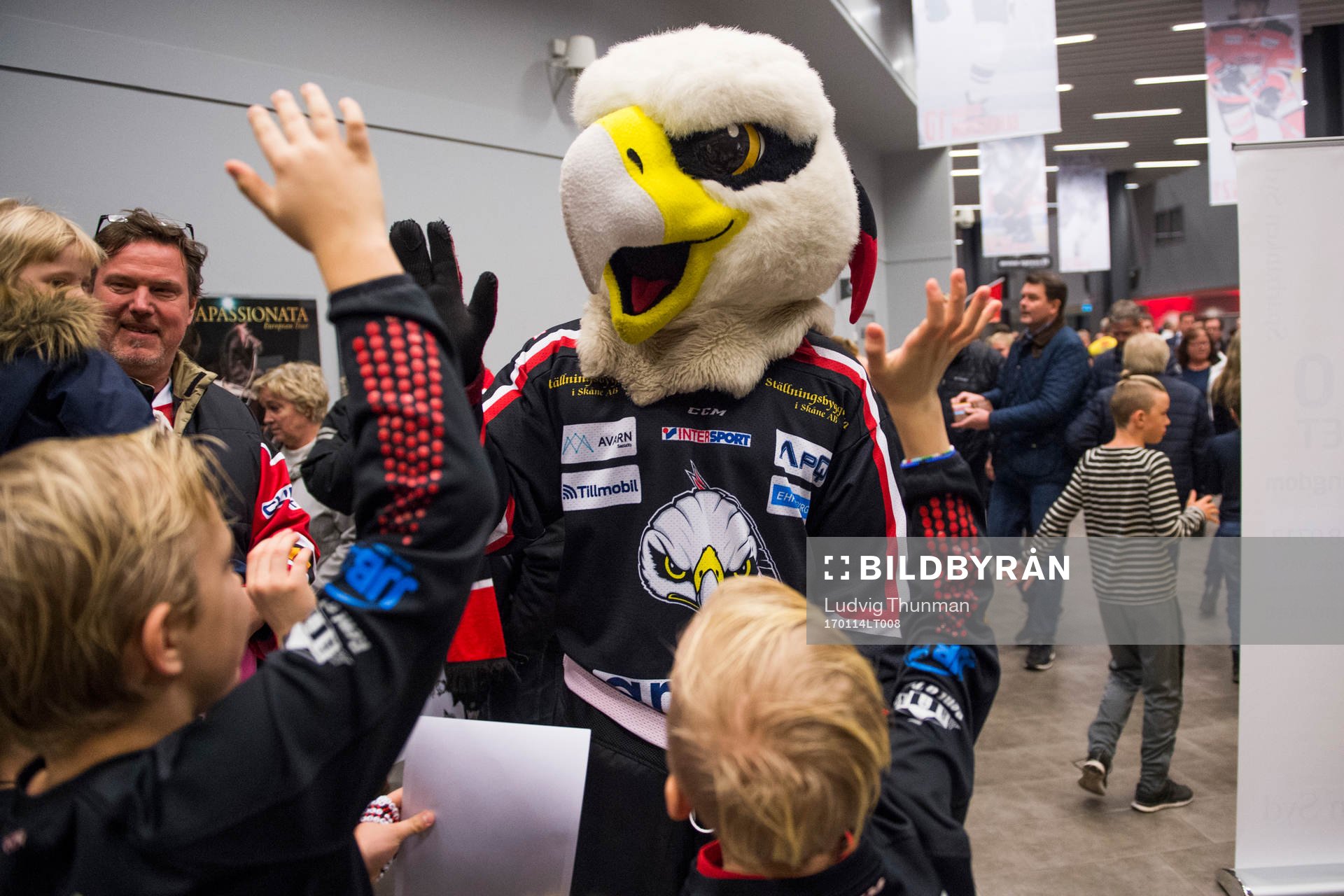 Malmö Redhawks maskot Hawkan träffar supportrar