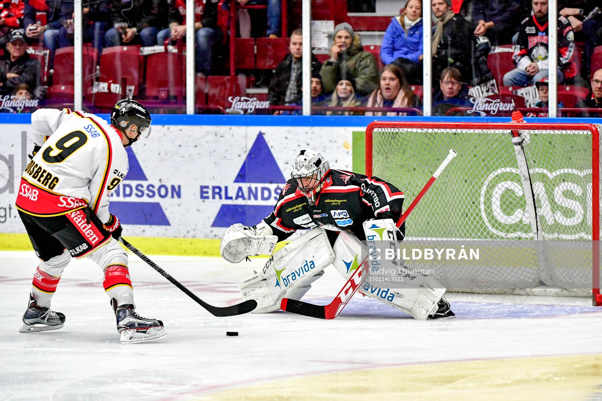 Luleås l9+slår en straff som räddas av Malmö Redhawks