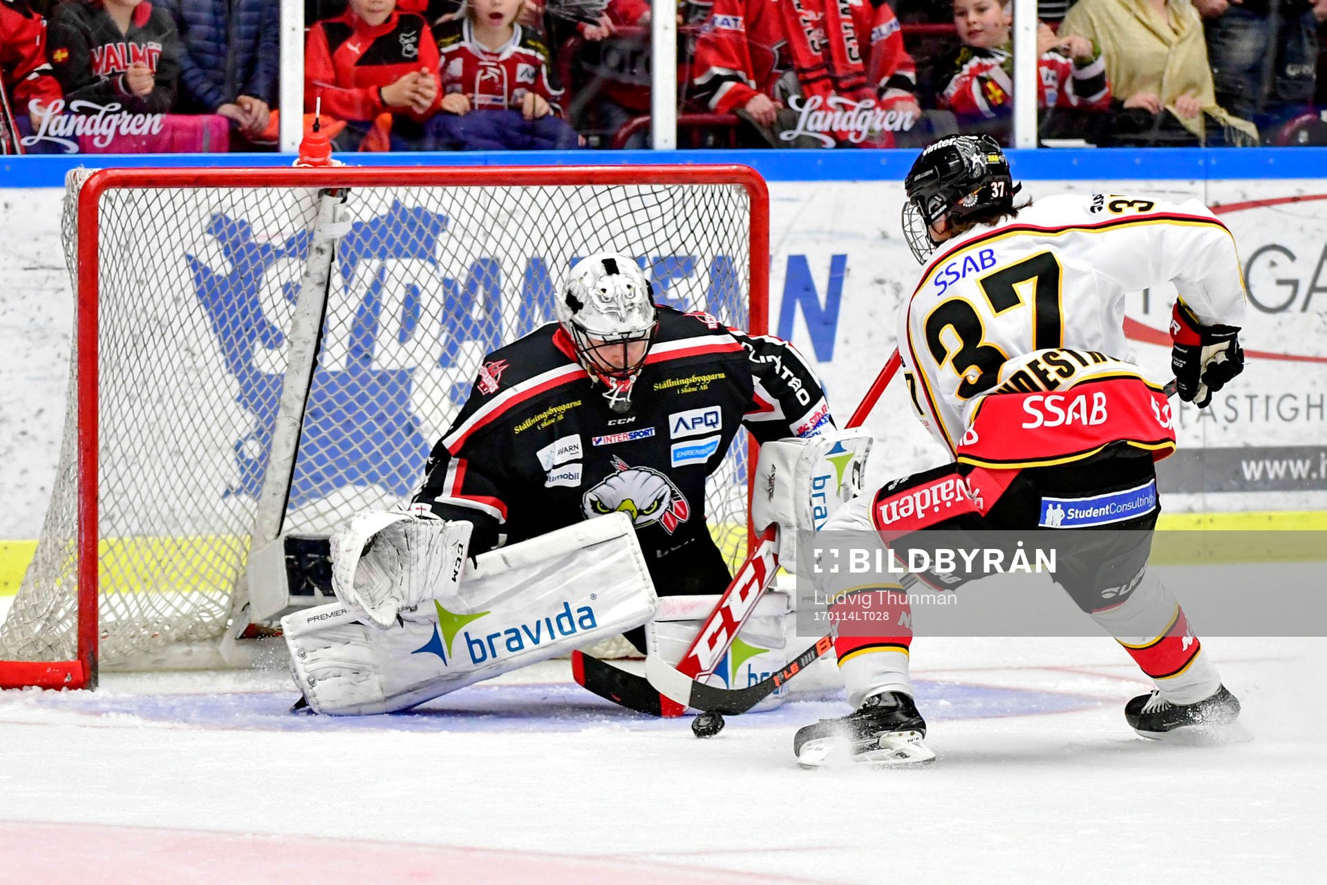 Malmö Redhawks målvakt Cristopher Nihlstorp räddar ett
