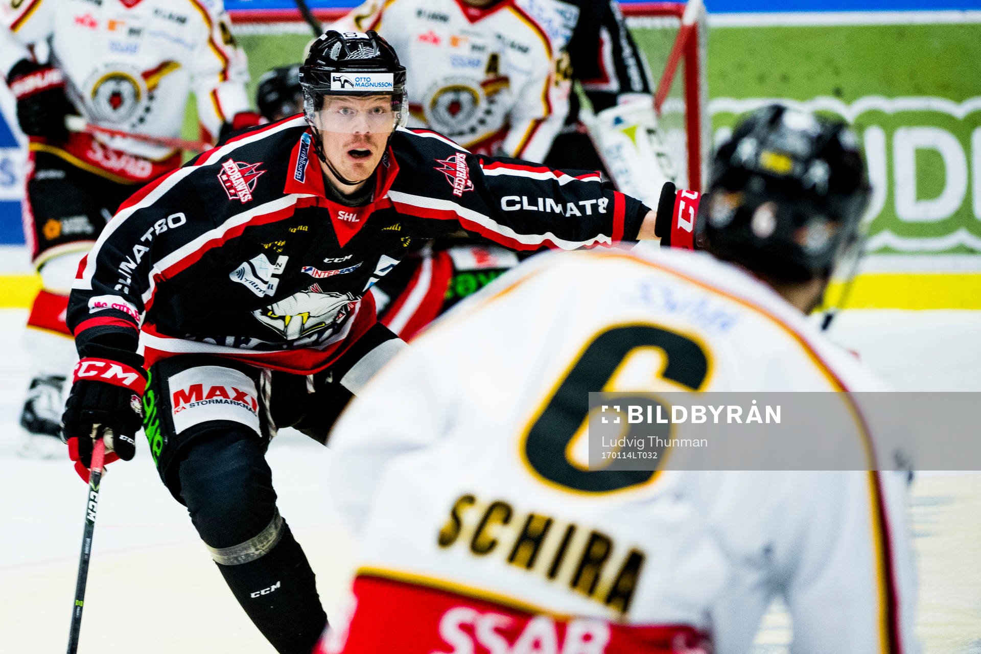Malmö Redhawks Lars Bryggman bevakar Luleås Craig Schira