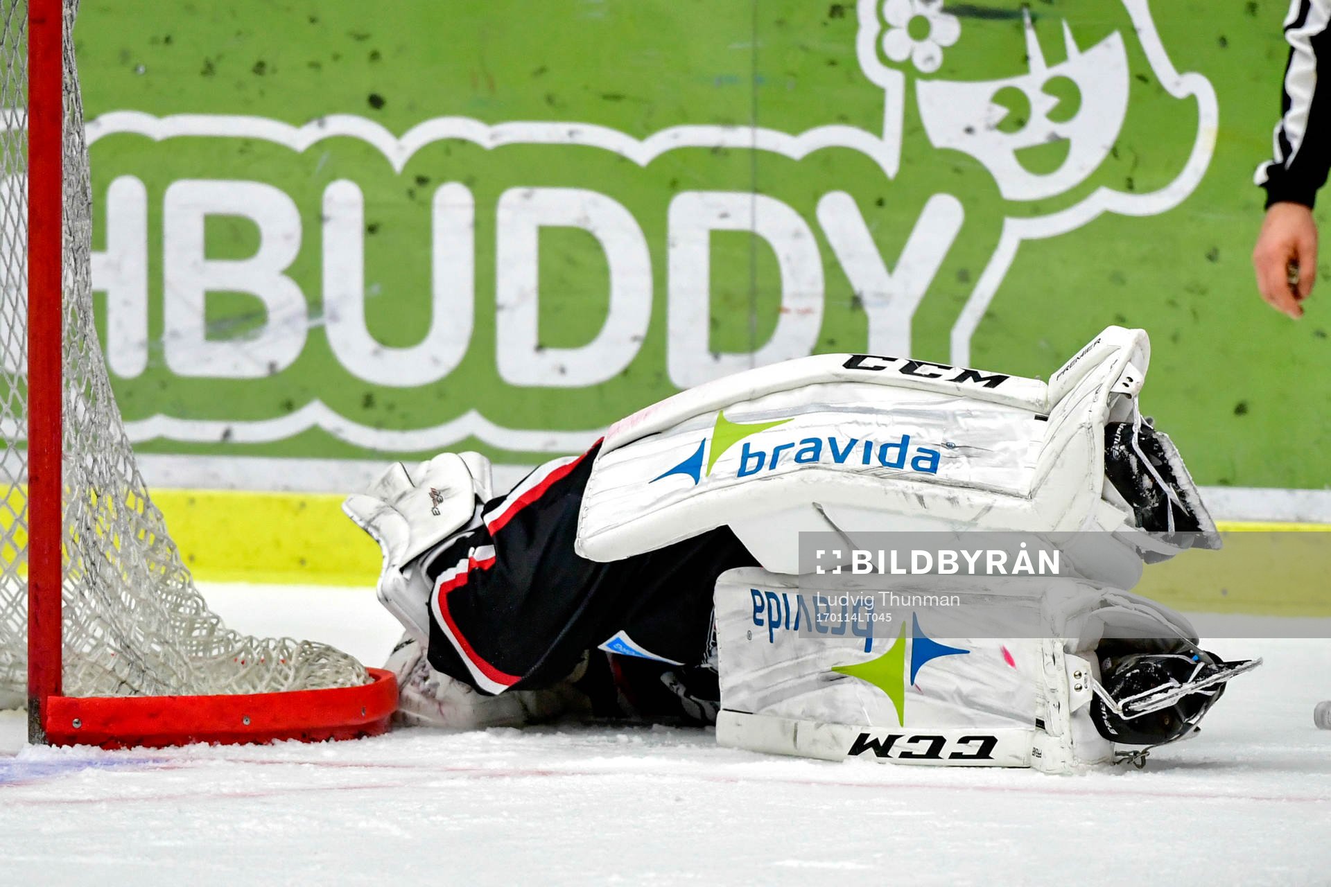 Malmö Redhawks målvakt Cristopher Nihlstorp blir liggande