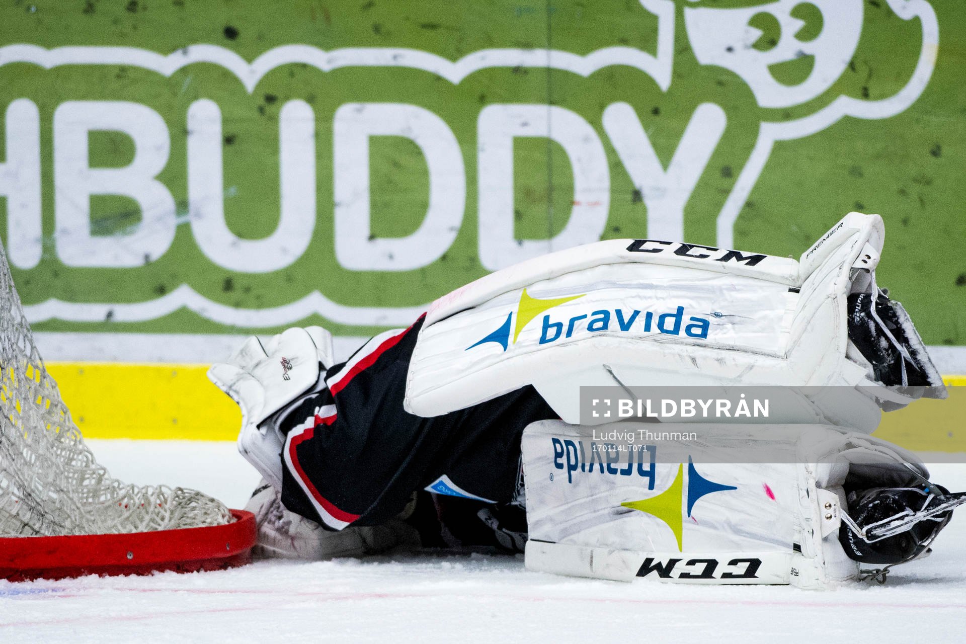 Malmö Redhawks målvakt Cristopher Nihlstorp blir liggande