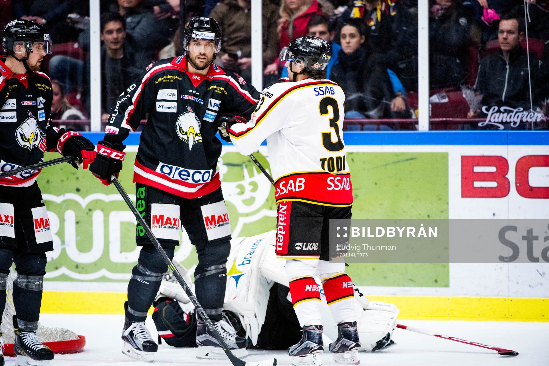 Malmö Redhawks målvakt Cristopher Nihlstorp blir liggande