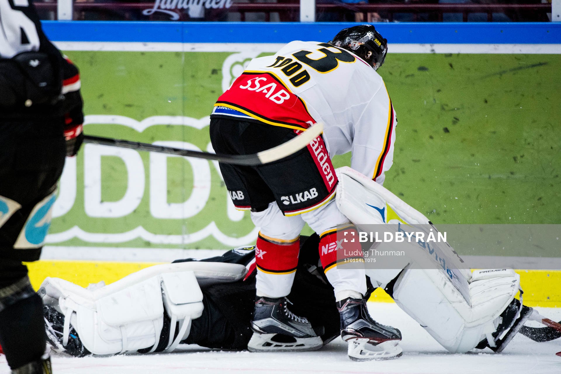 Malmö Redhawks målvakt Cristopher Nihlstorp kolliderar