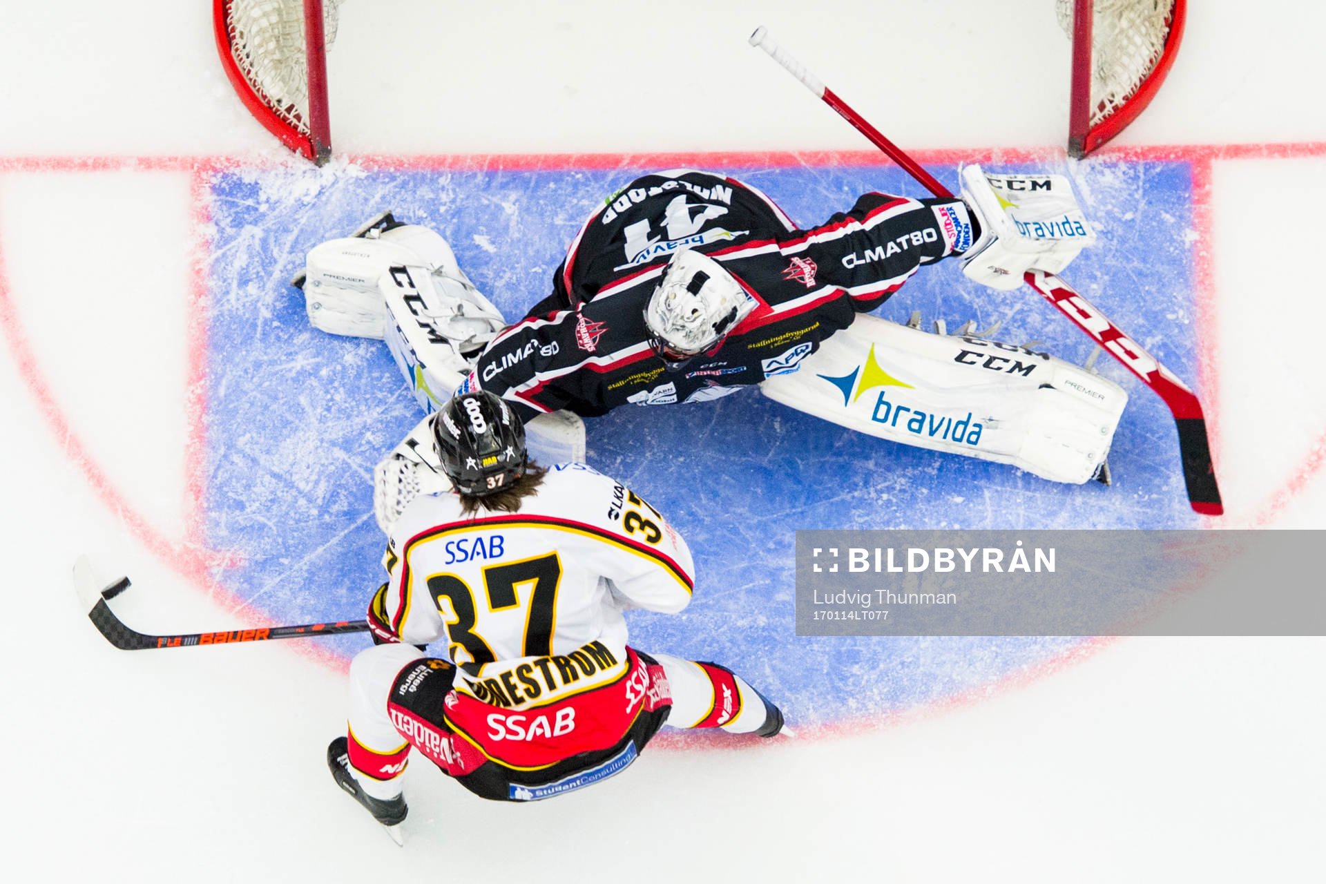 Malmö Redhawks målvakt Cristopher Nihlstorp räddar ett