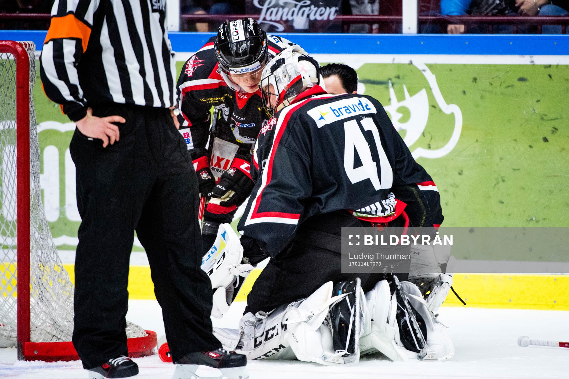 Malmö Redhawks målvakt Cristopher Nihlstorp undersöks av
