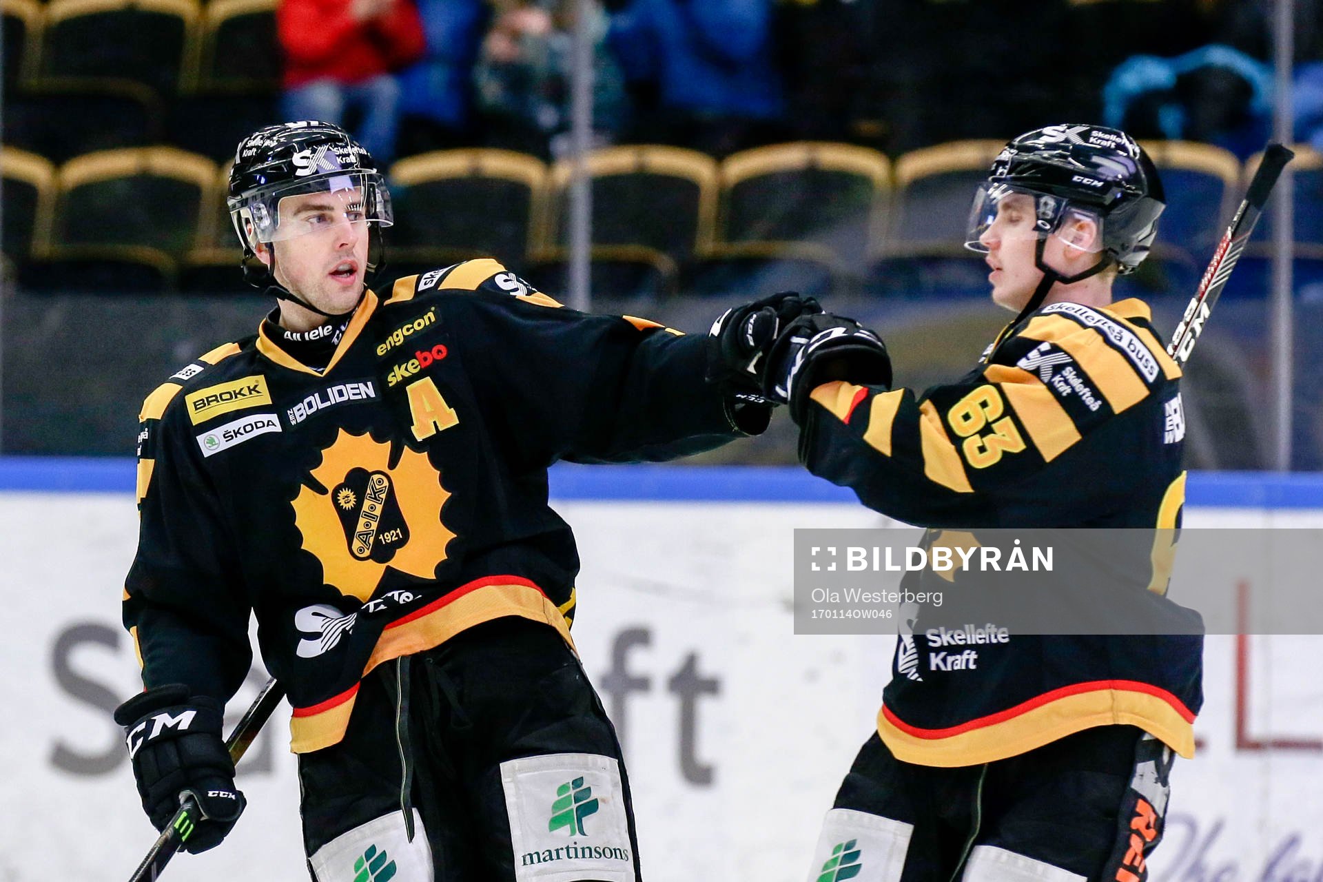 Skellefteås Joakim Lindström och Sebastian Aho jublar