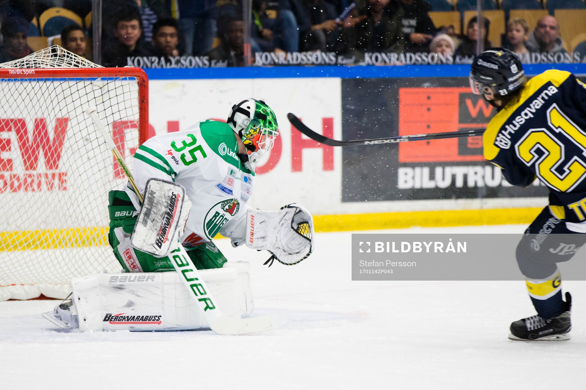 s Mattias Tedenby (h) gör 5-2 på straff mot Rögles