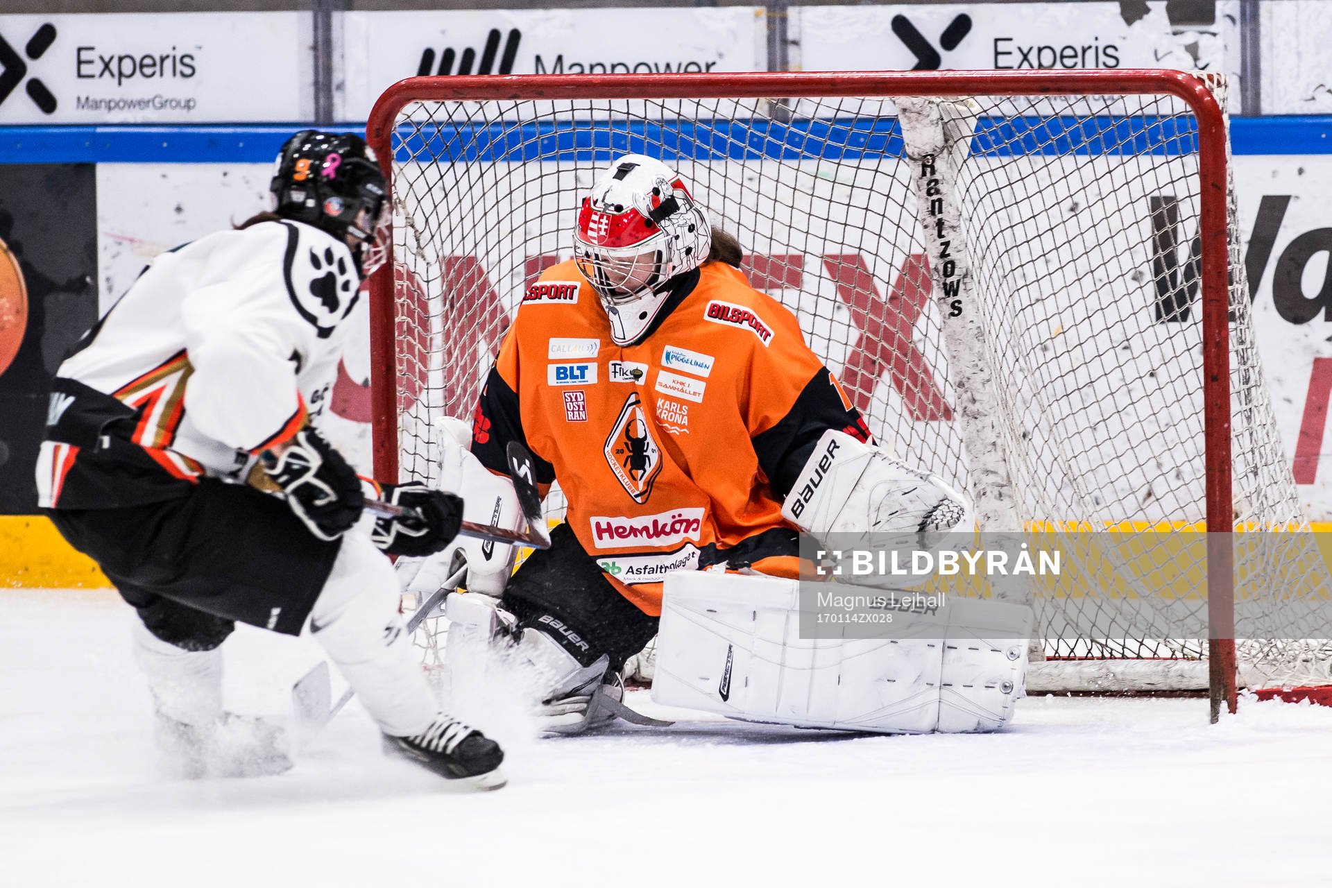 Göteborgs Lindsey Cunningham utmanar framför Karlskronas