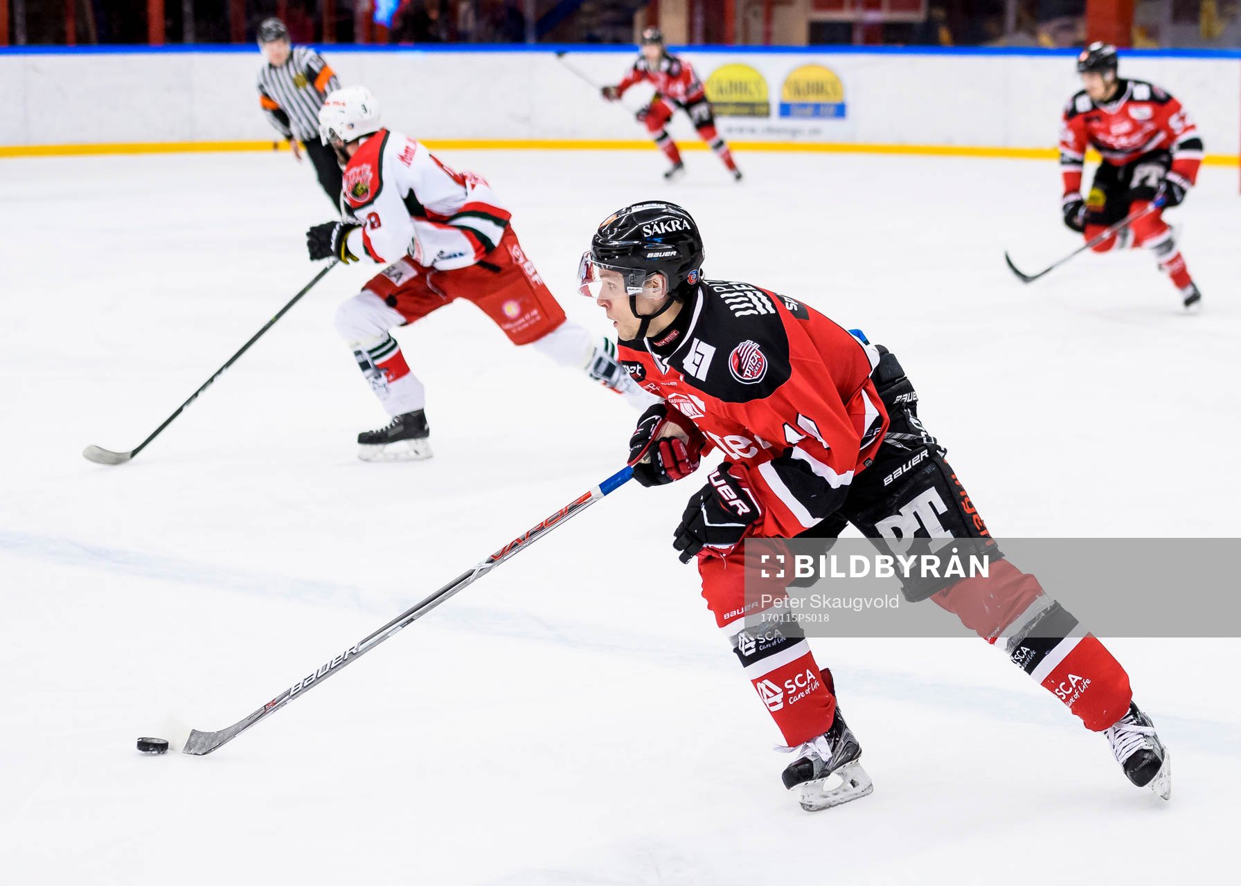 Piteås Magnus Isaksson med pucken
