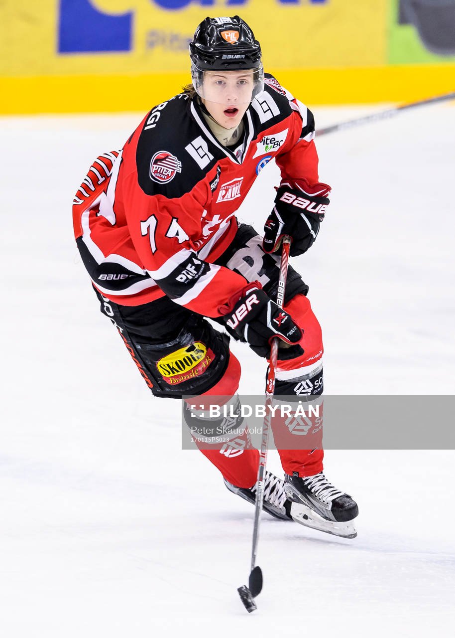 Piteås Petter Mäkitalo med pucken