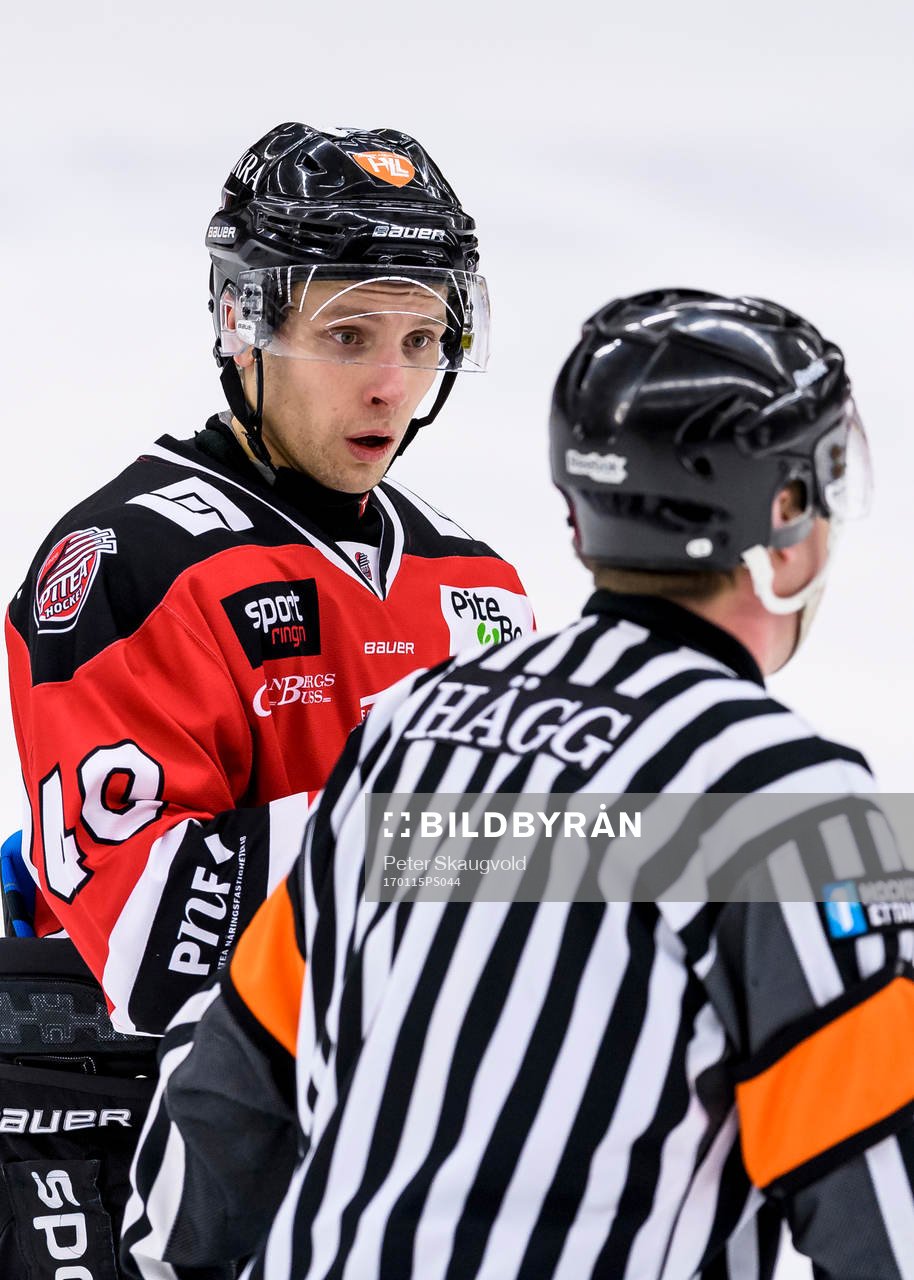 Piteås Magnus Isaksson pratar med domare Michael Hägg