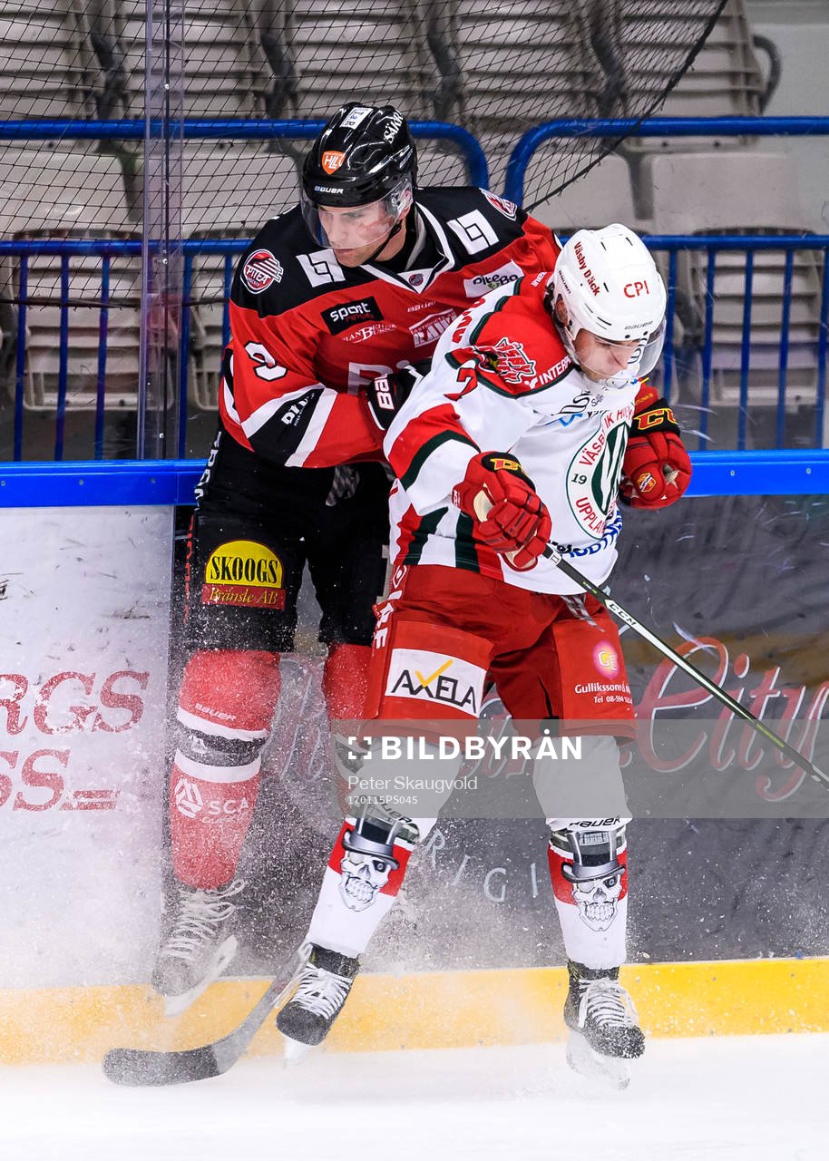 Väsbys Simon Blanche tacklar Piteås Olof Lundberg