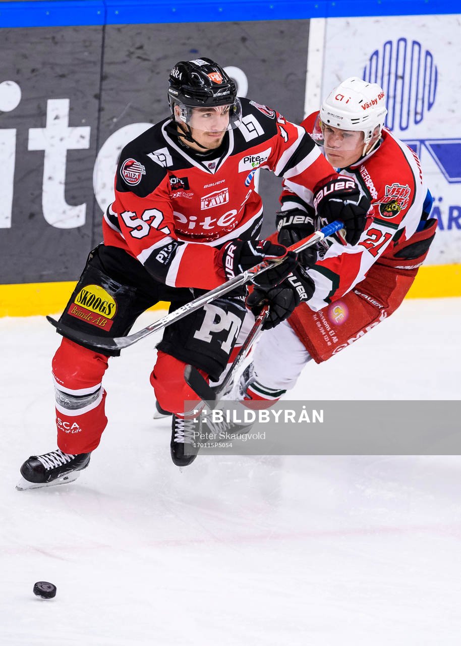 Piteås August Tornberg jagas av Väsbys Felix Fjällkeborn