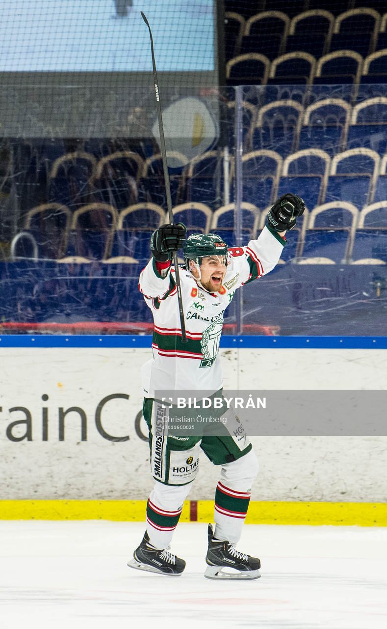 Tingsryds Filip Owesson jublar