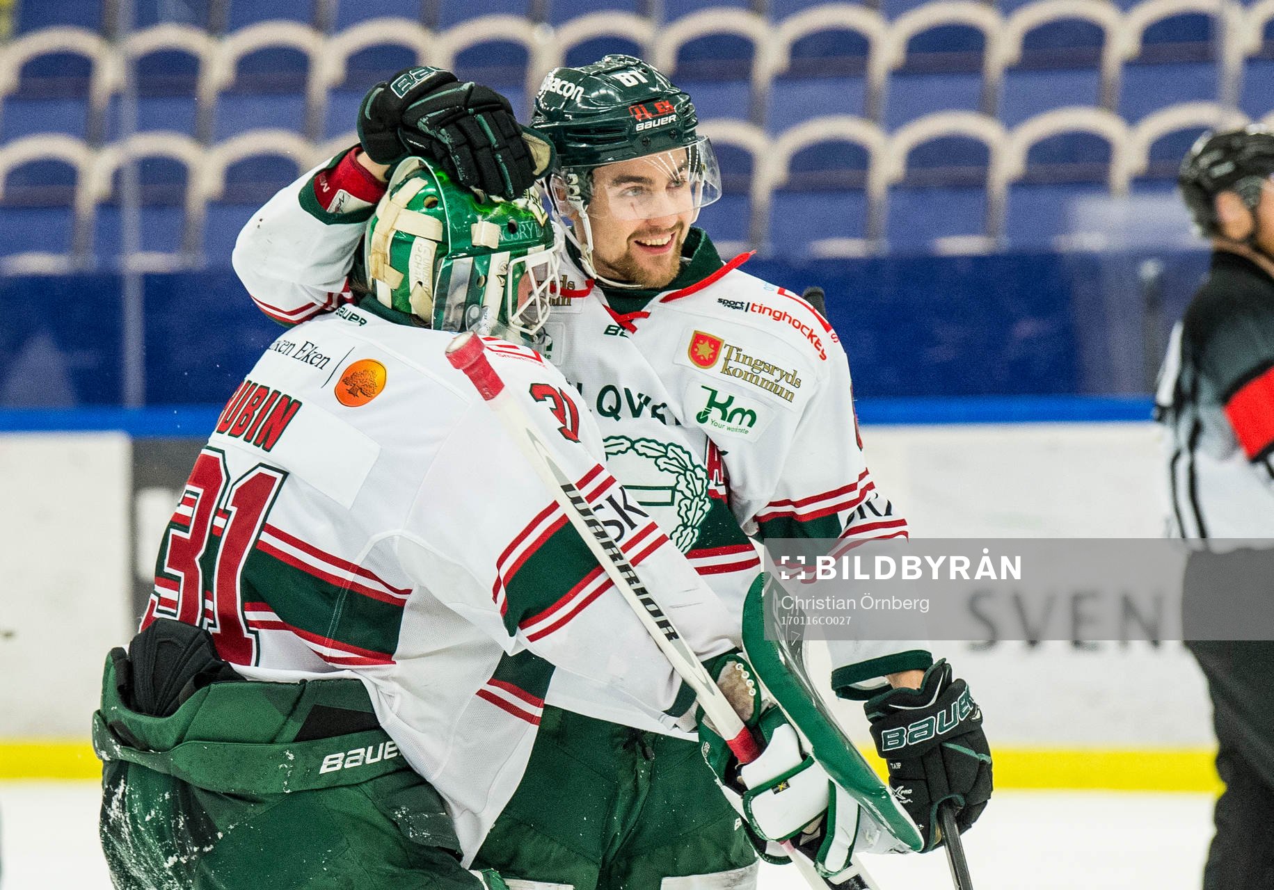 Tingsryds målvakt Niklas Rubin och Filip Owesson jublar