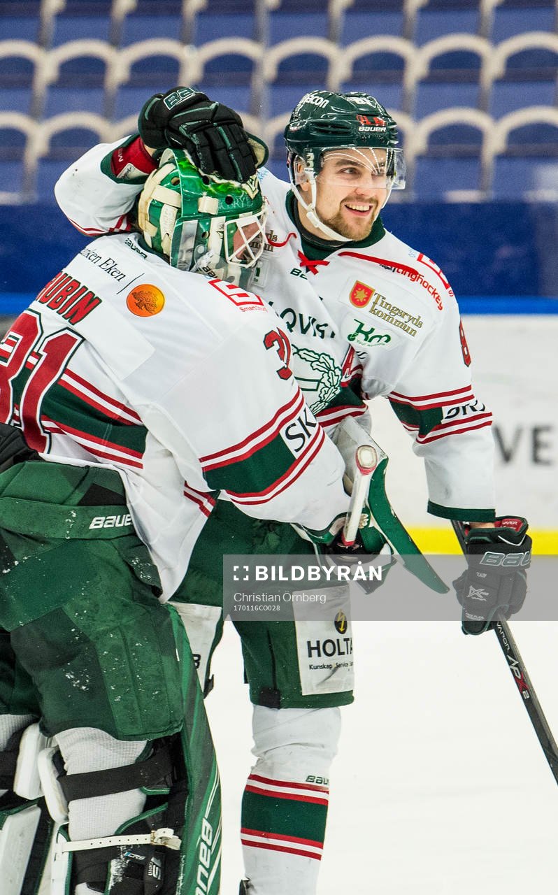 Tingsryds målvakt Niklas Rubin och Filip Owesson jublar