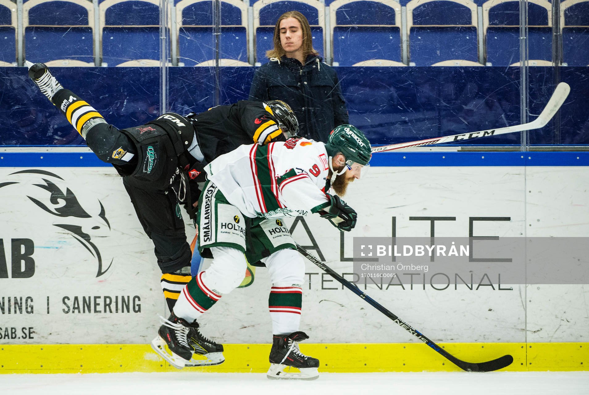 Panterns Kim Johansson trycks upp mot sargen av Tingsryds