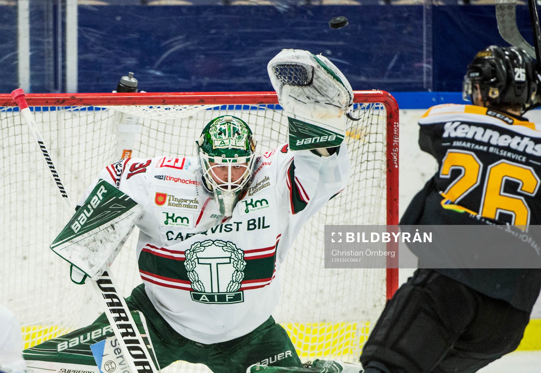 Panterns Erik Nyström mot Tingsryds målvakt Niklas Rubin
