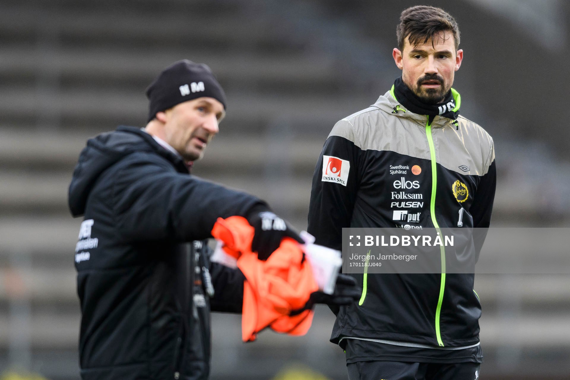 målvakt Kevin Stuhr Ellegaard lyssnar på assisterande