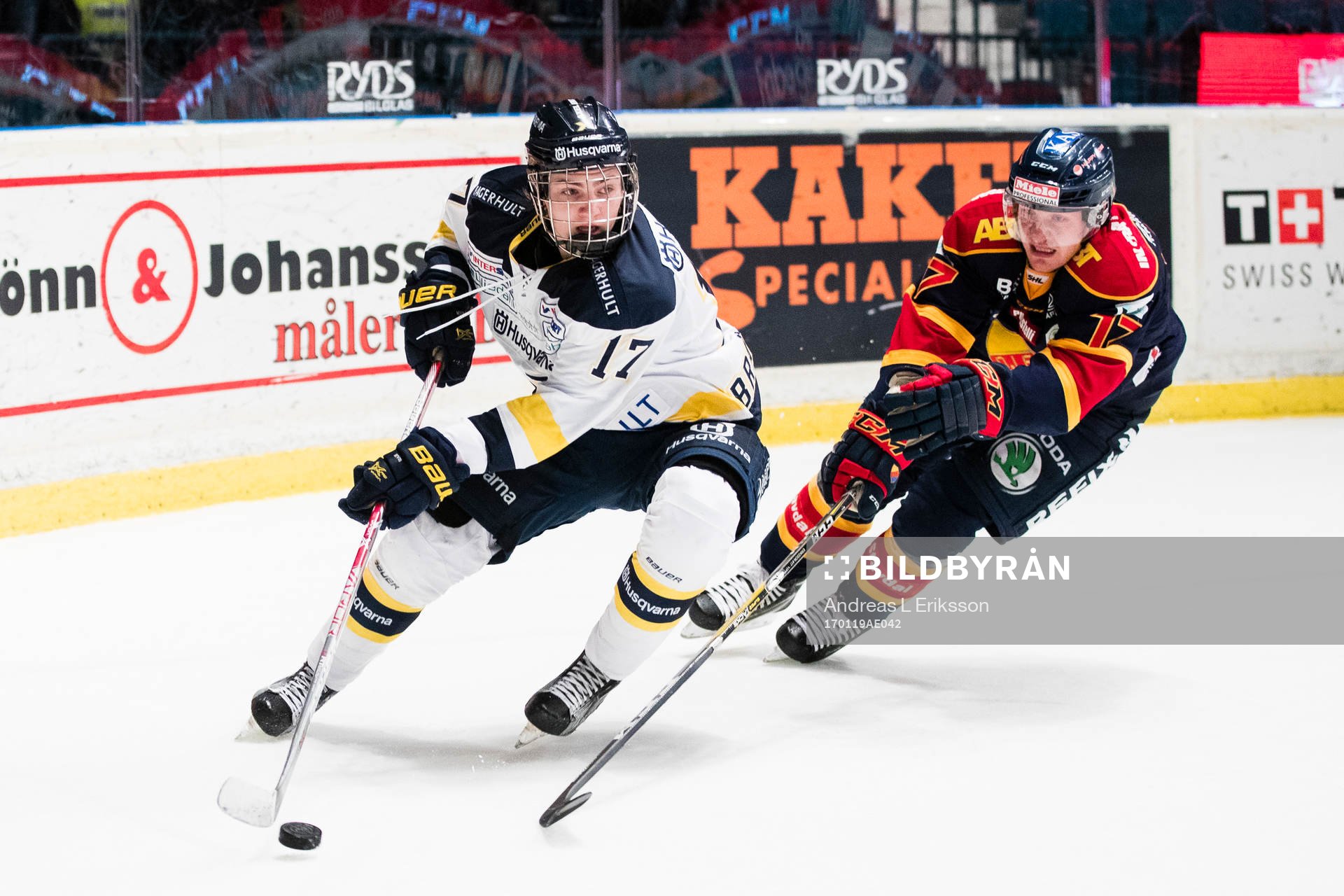 s Erik Brännström jagas av Djurgårdens Henrik Eriksson