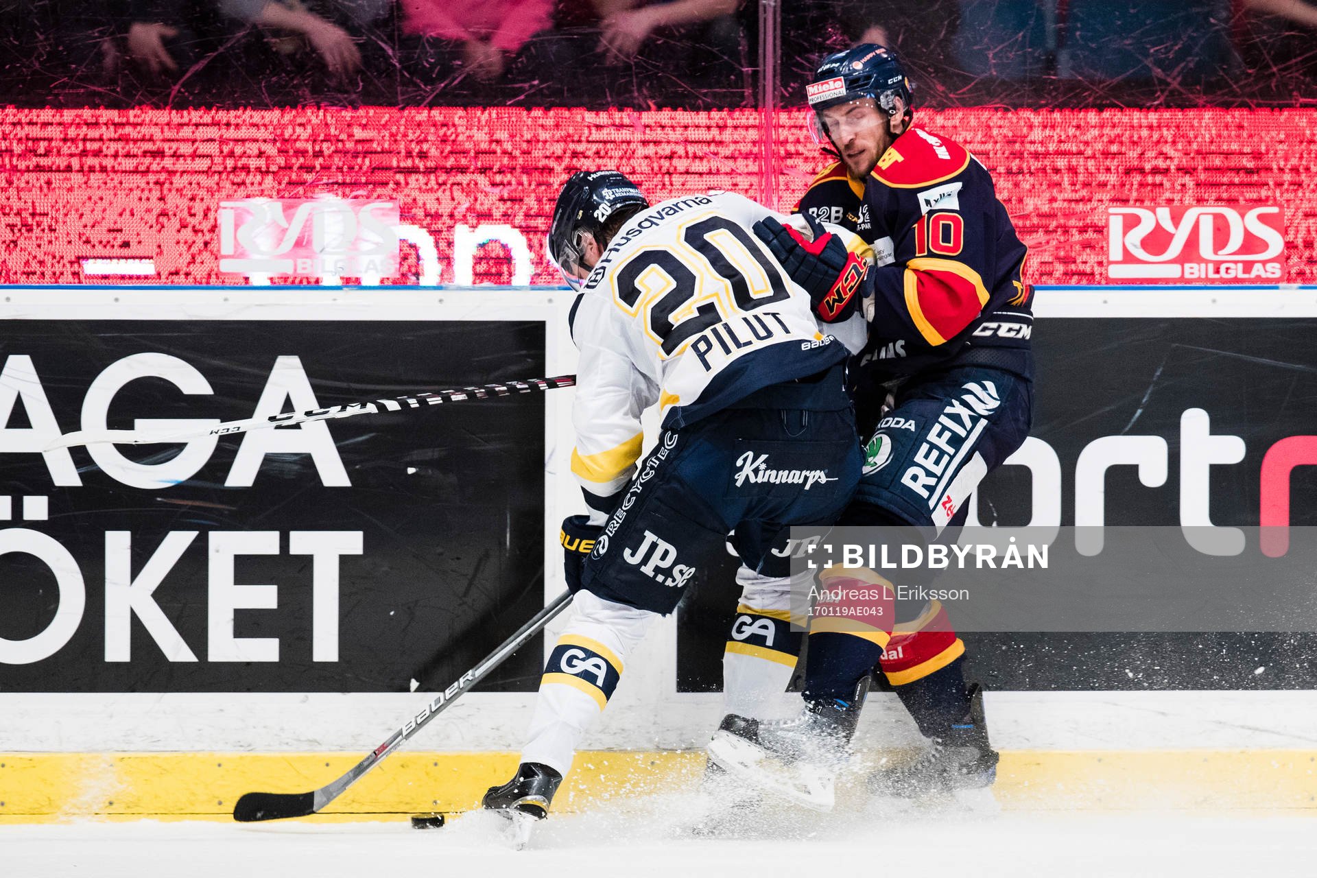 s Lawrence Pilut i kamp om pucken med Djurgårdens Jeff