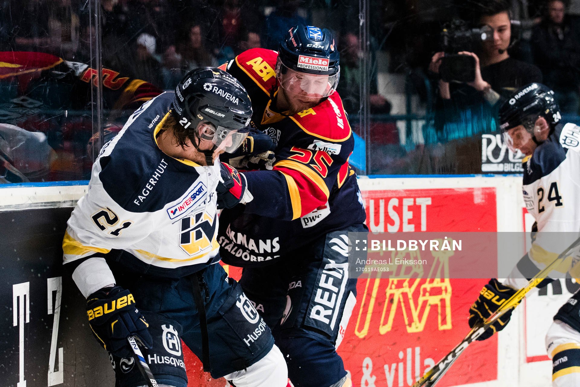 s Mattias Tedenby i en närkamp med Djurgårdens Alexander