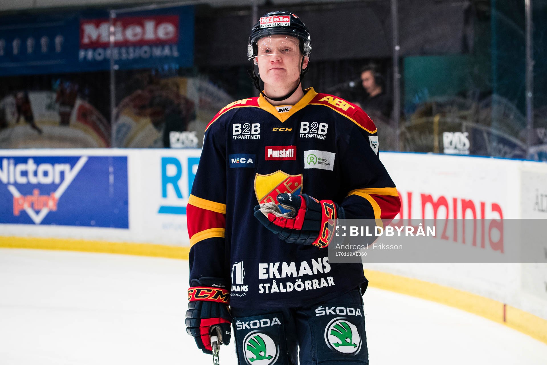 Djurgårdens Emil Johansson iundr uppvärmningen