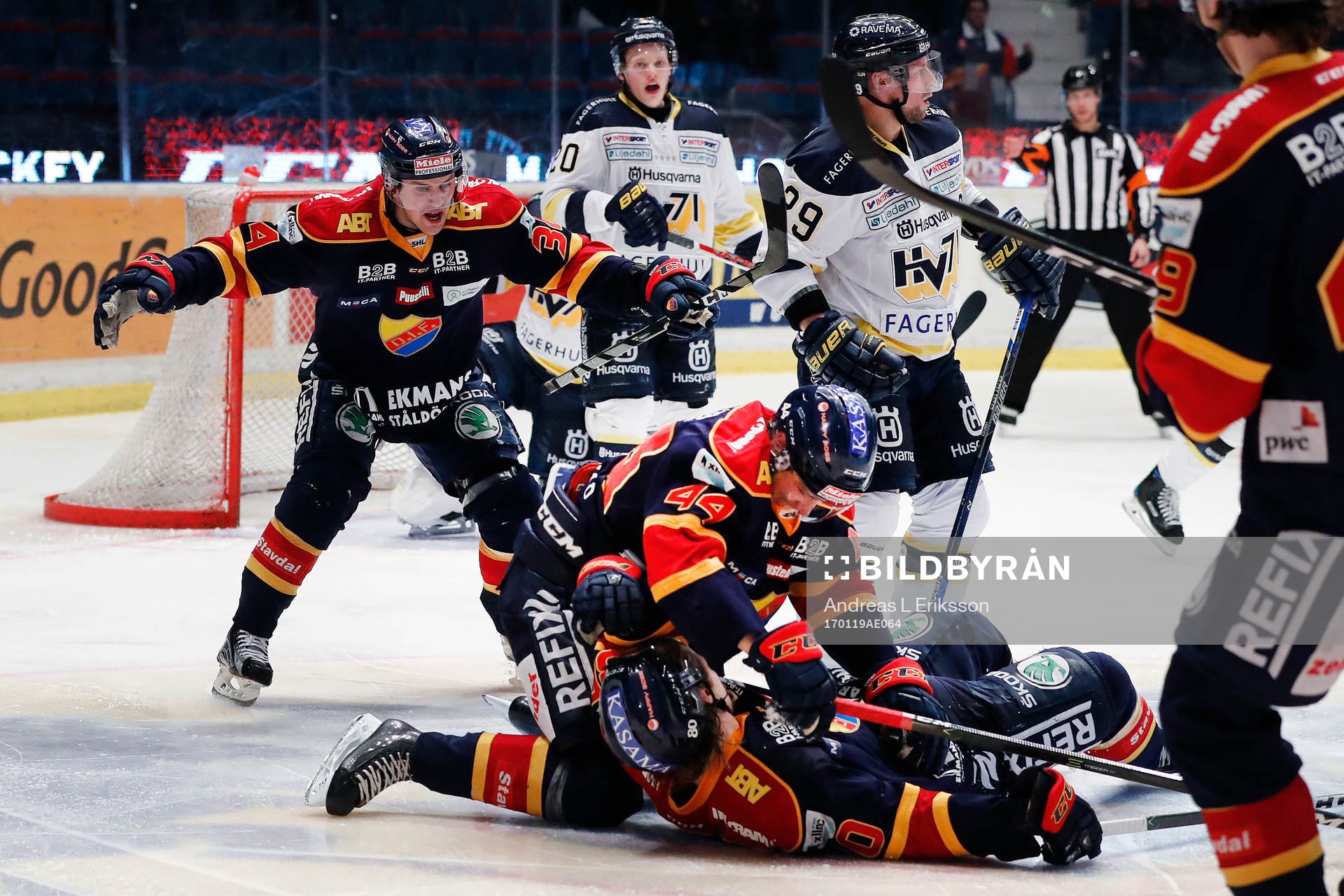 Djurgårdens Gustav Possler jublar med Daniel Brodin och