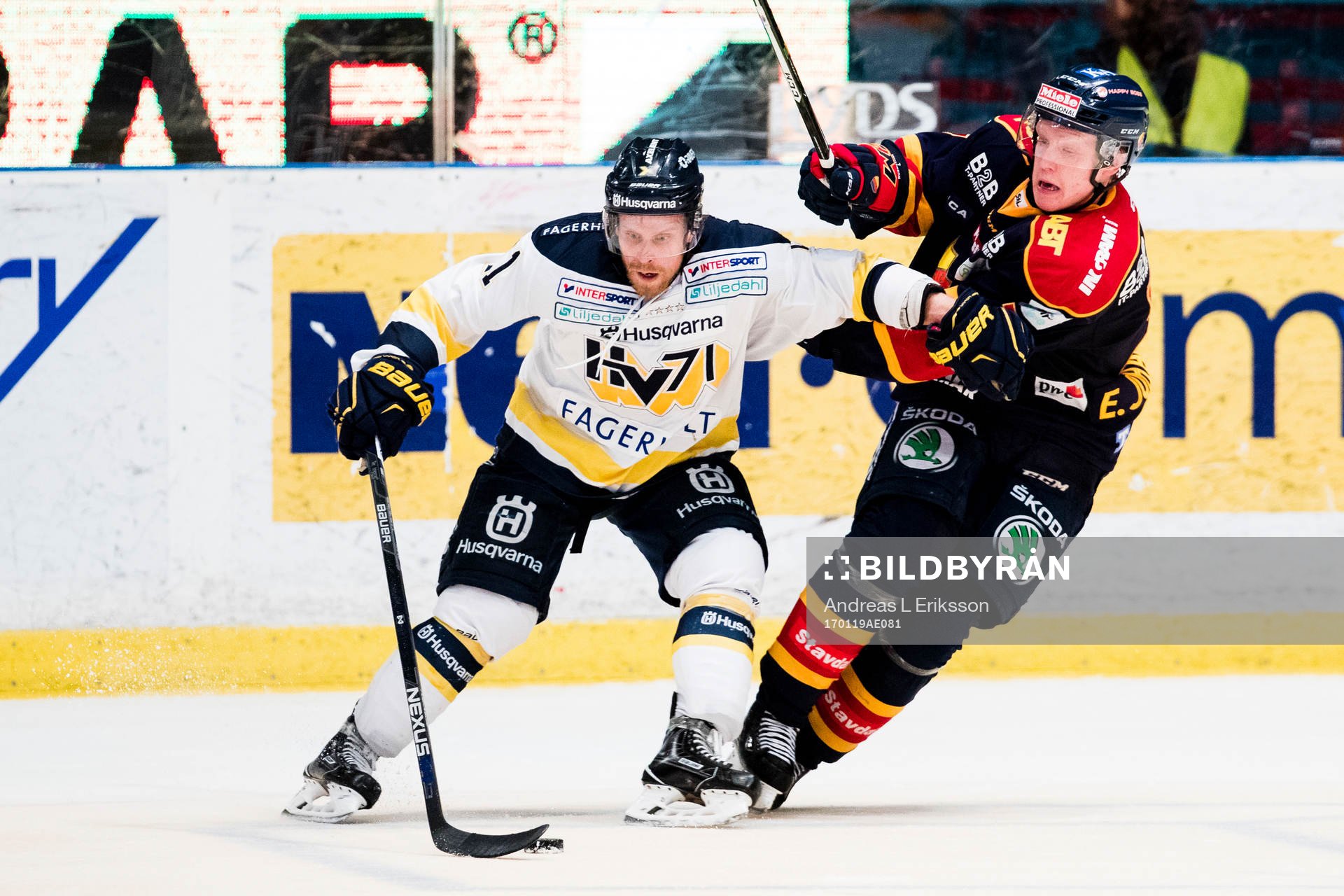 s Mattias Tedenby i kamp om pucken med Djurgårdens Emil
