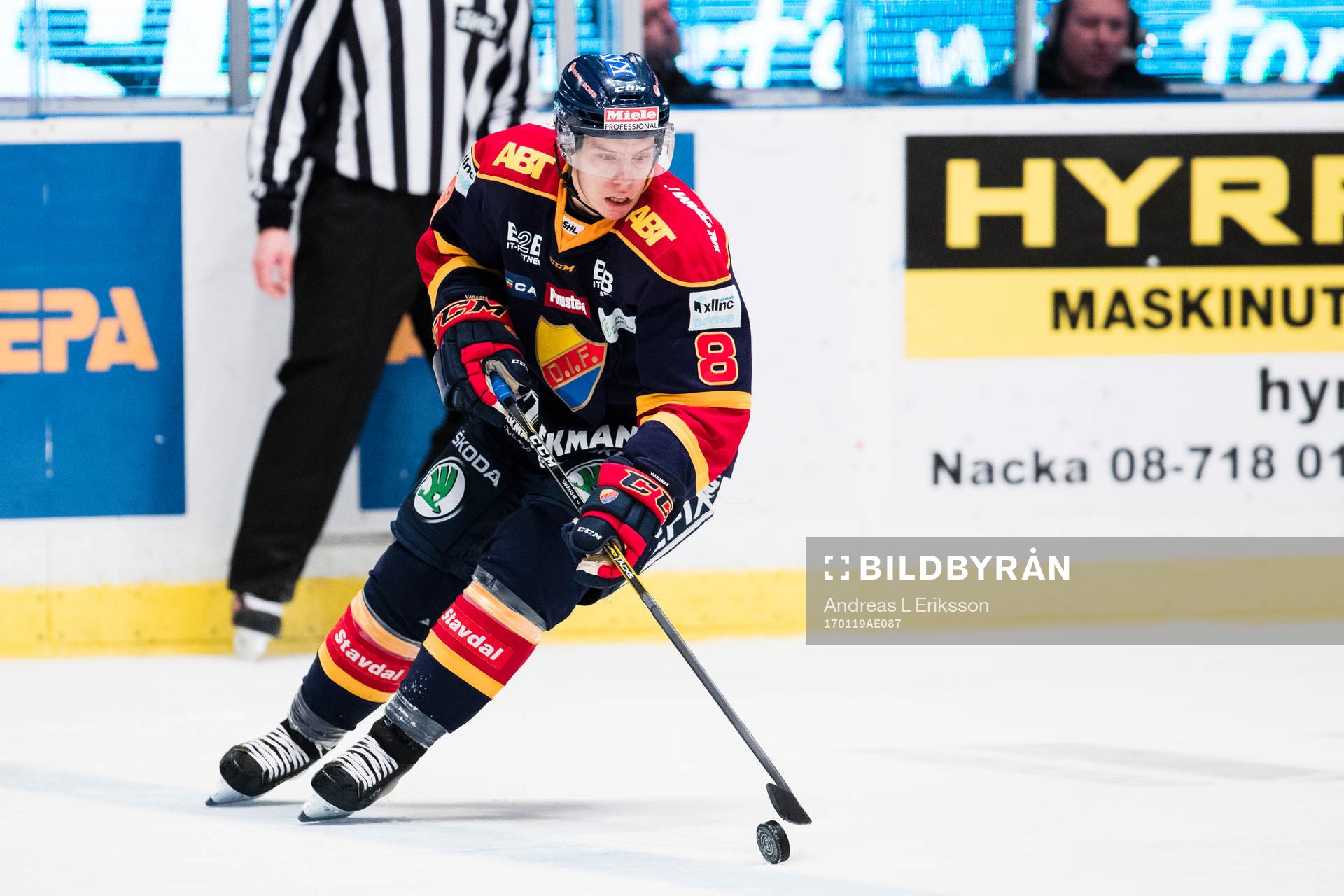 Djurgårdens Ville Varakas med pucken