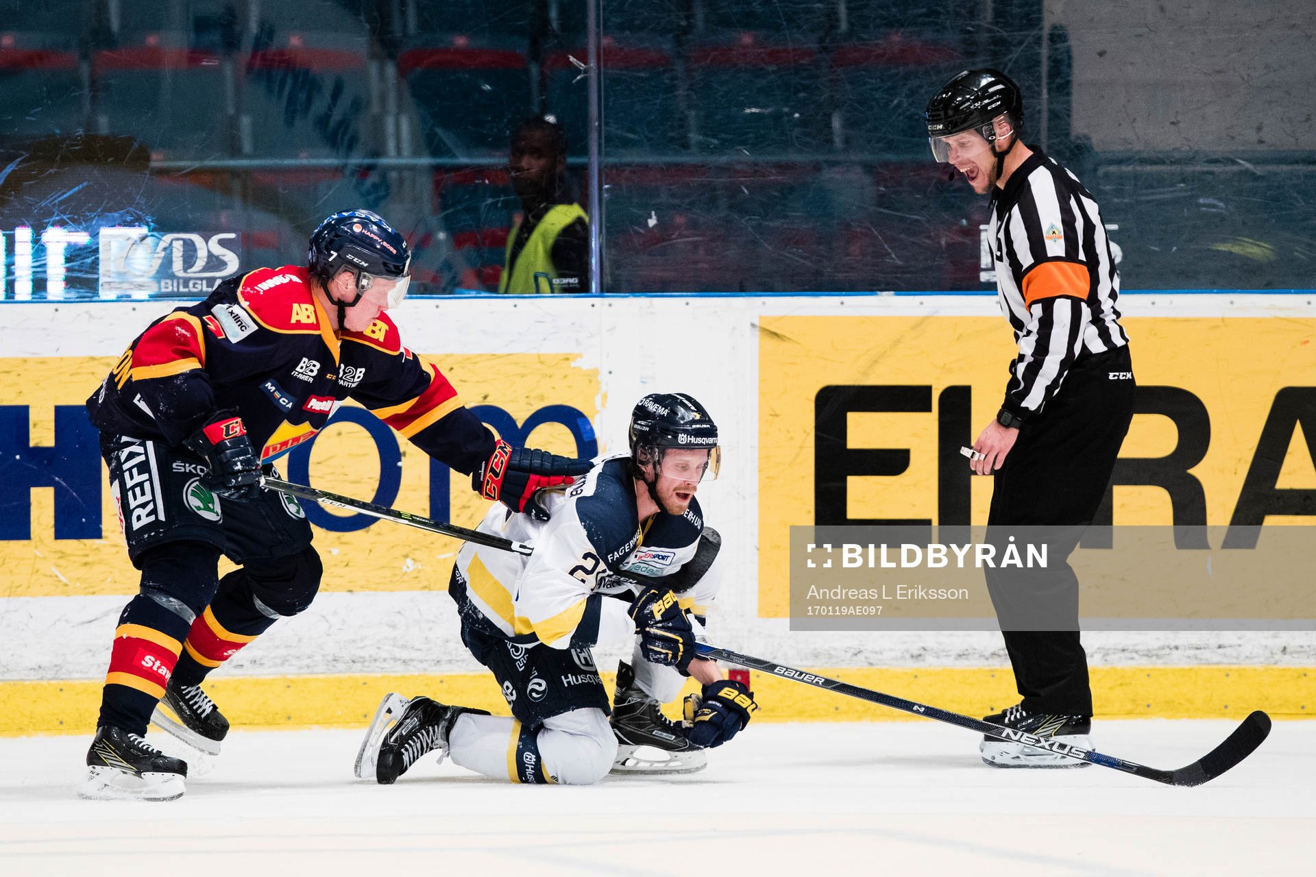 s Mattias Tedenby (m) håller fast klubban för