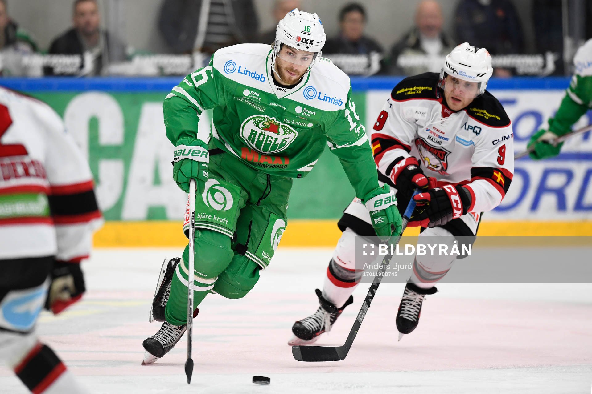 Rögles Christopher Liljewall mot Malmö Redhawks Frederik