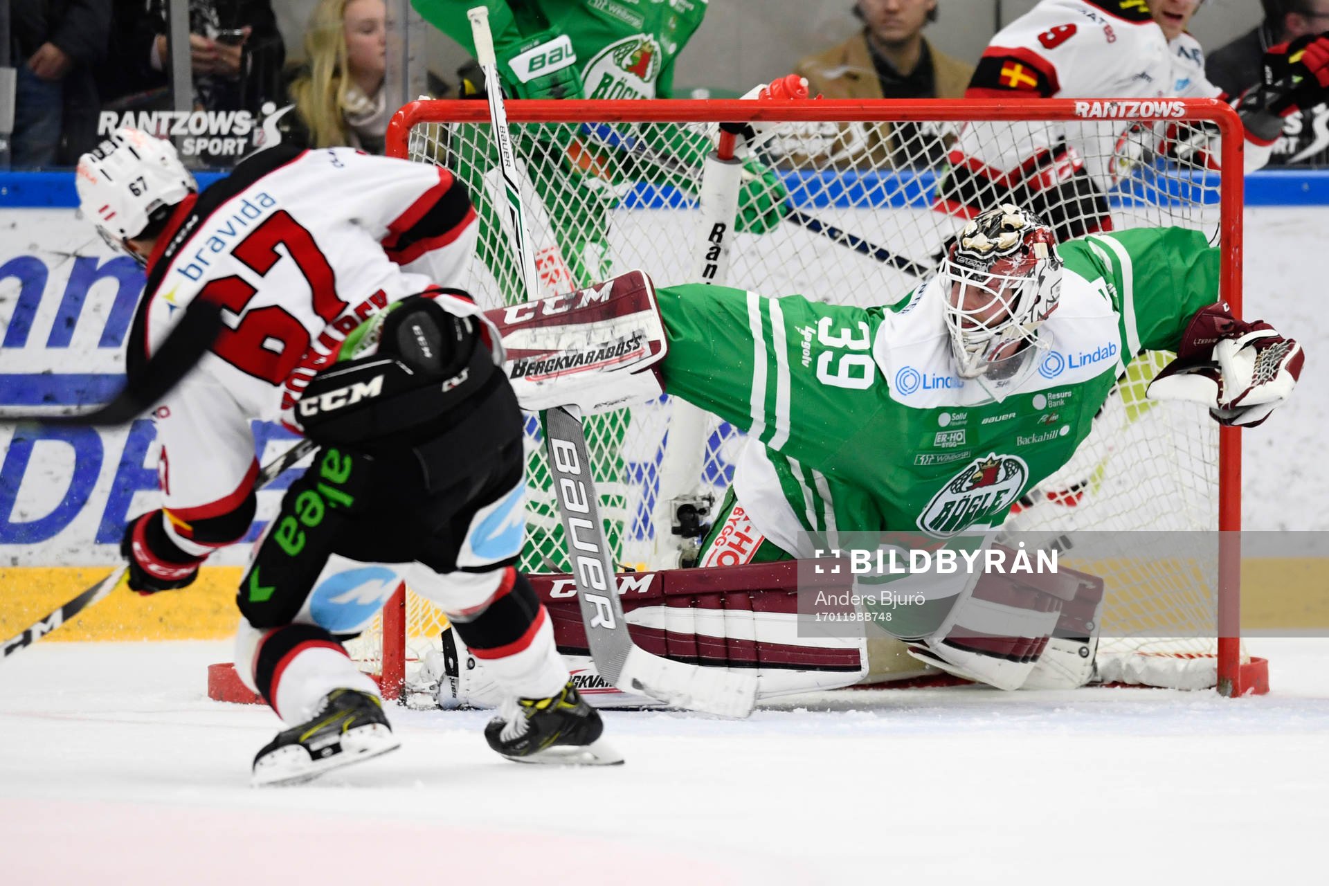 Malmö Redhawks Konstantin Komarek mot Rögles målvakt