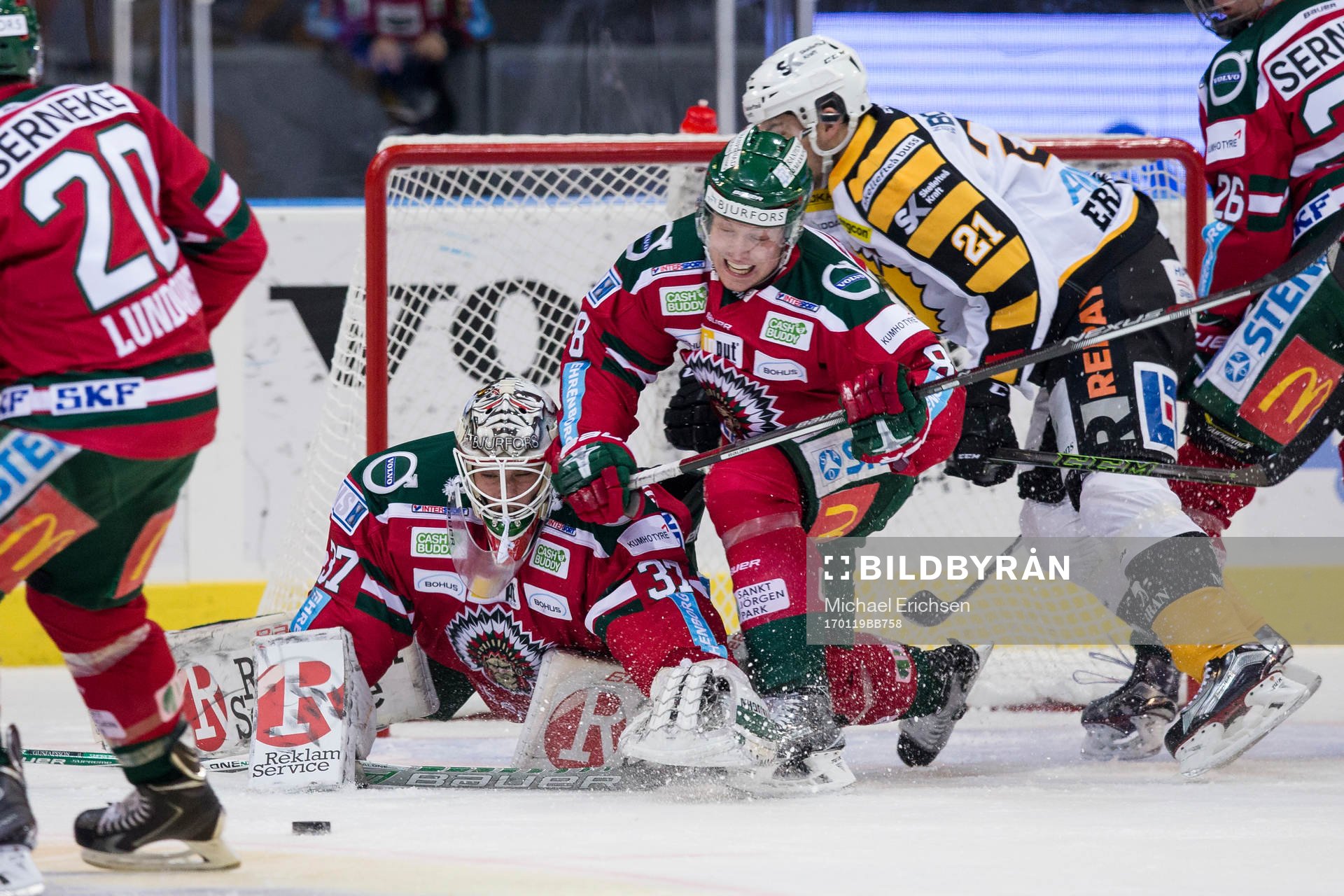 Frölundas målvakt Johan Gustafsson slänger sig