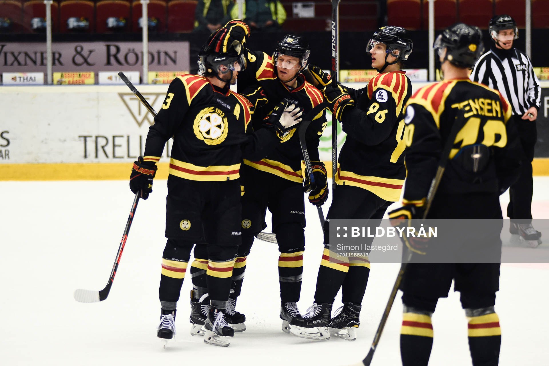 Brynäs Oskar Lindblom gör 3-2 och jublar med Ryan