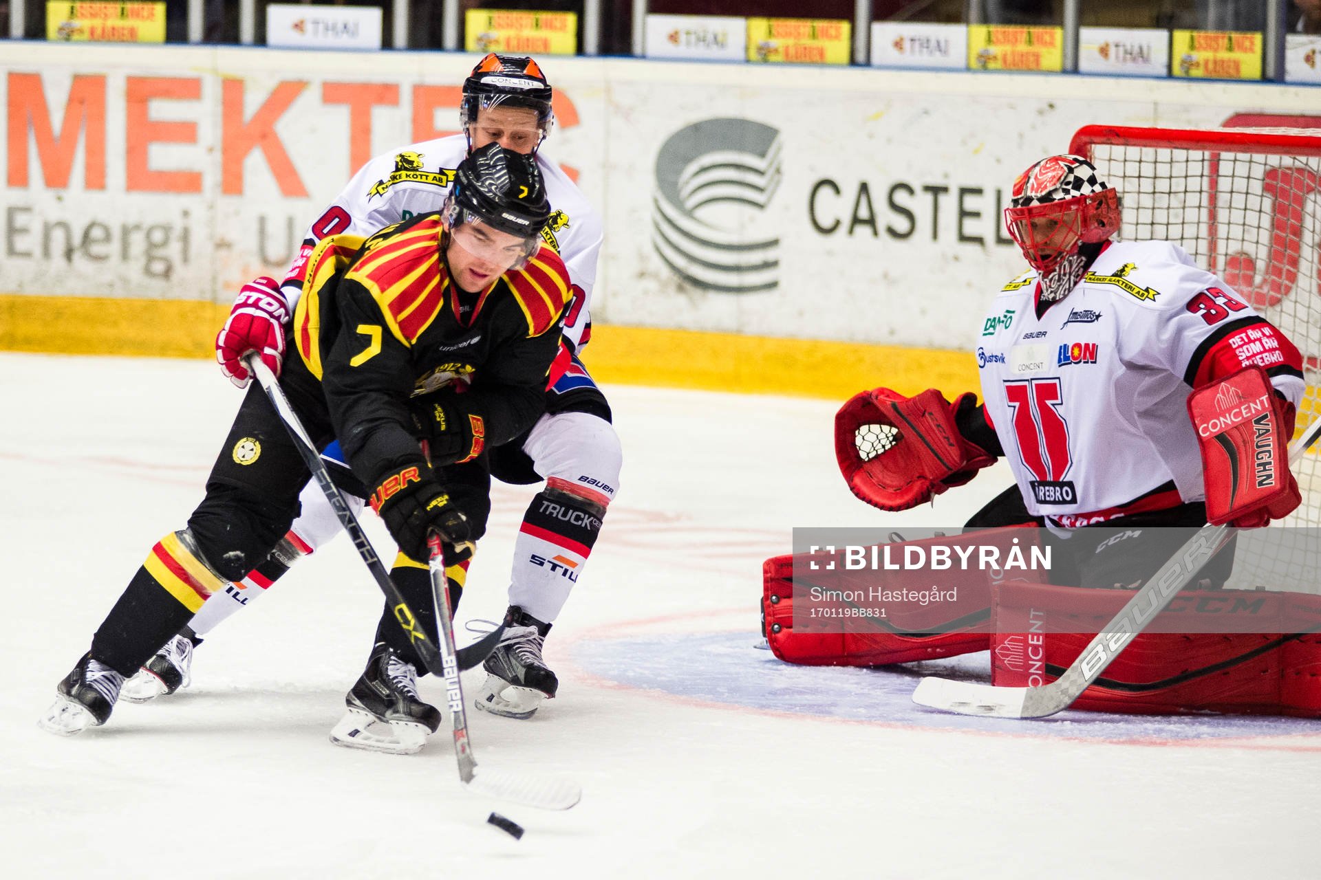 Brynäs Ponthus Westerholm oroar framför Örebros målvakt
