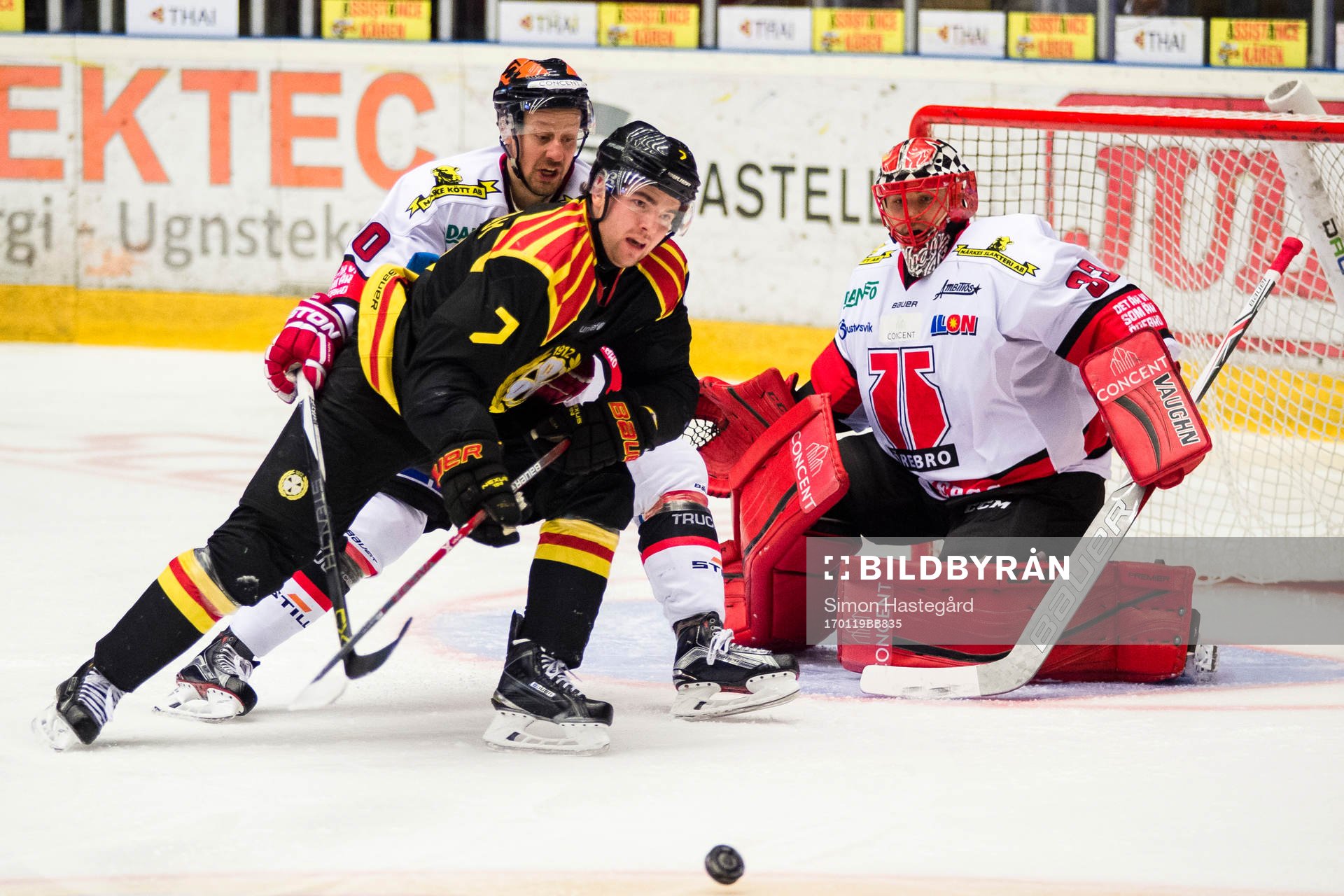 Brynäs Ponthus Westerholm oroar framför Örebros målvakt