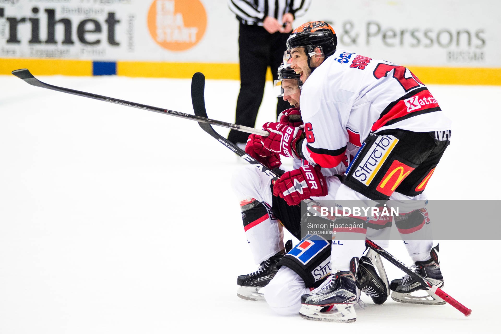 Örebros Peter Andersson och Greg Squires  jublar