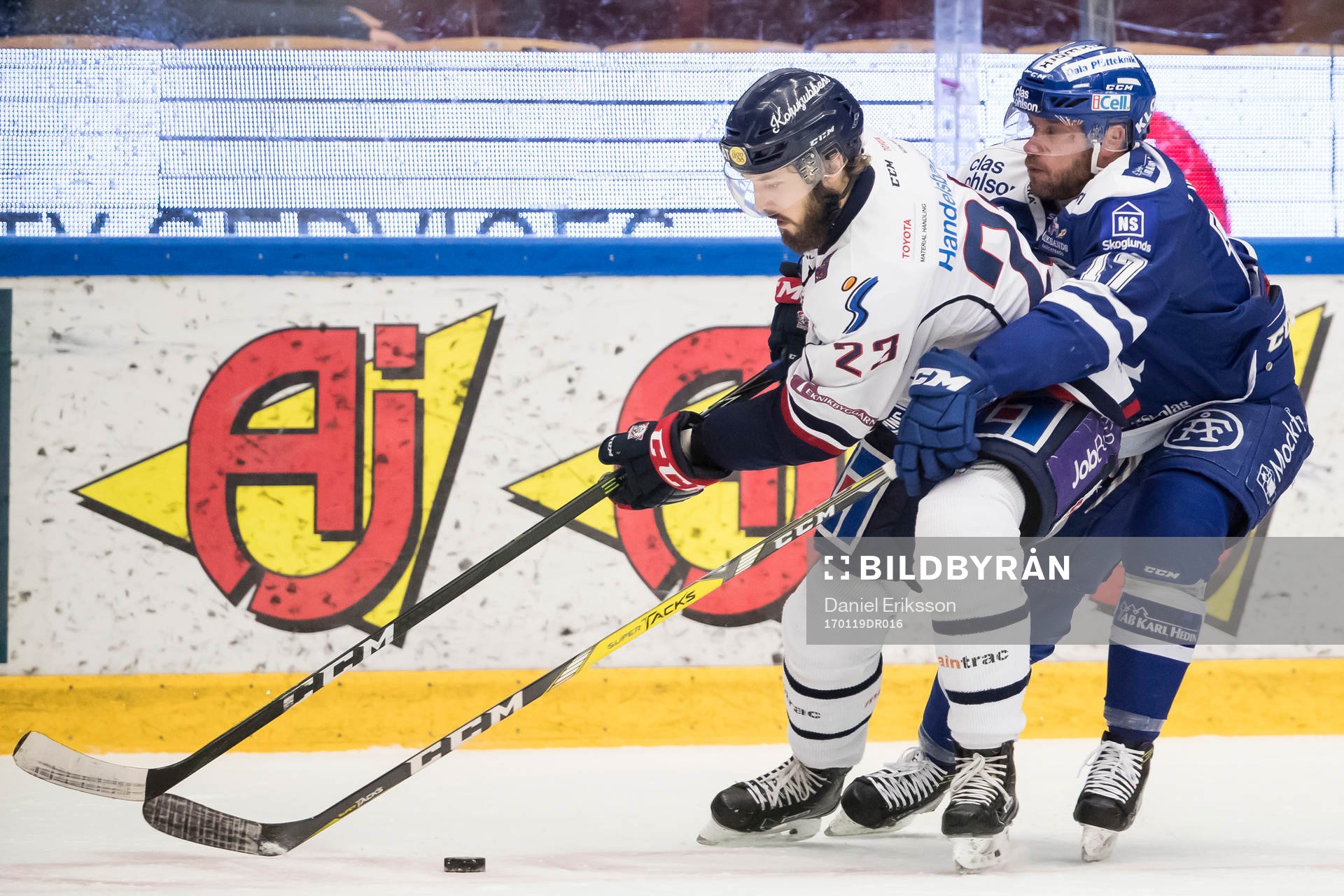 Leksands Jesper Ollas jagar Linköpings Niklas Persson  i