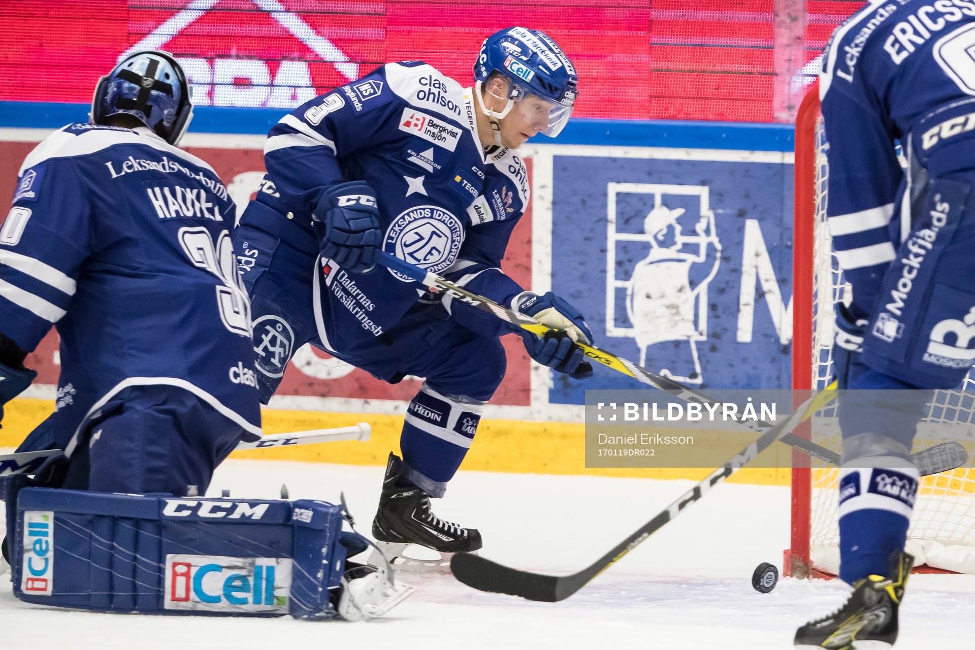 Leksands Daniel Bertov räddar på mållinjenbakom Leksands