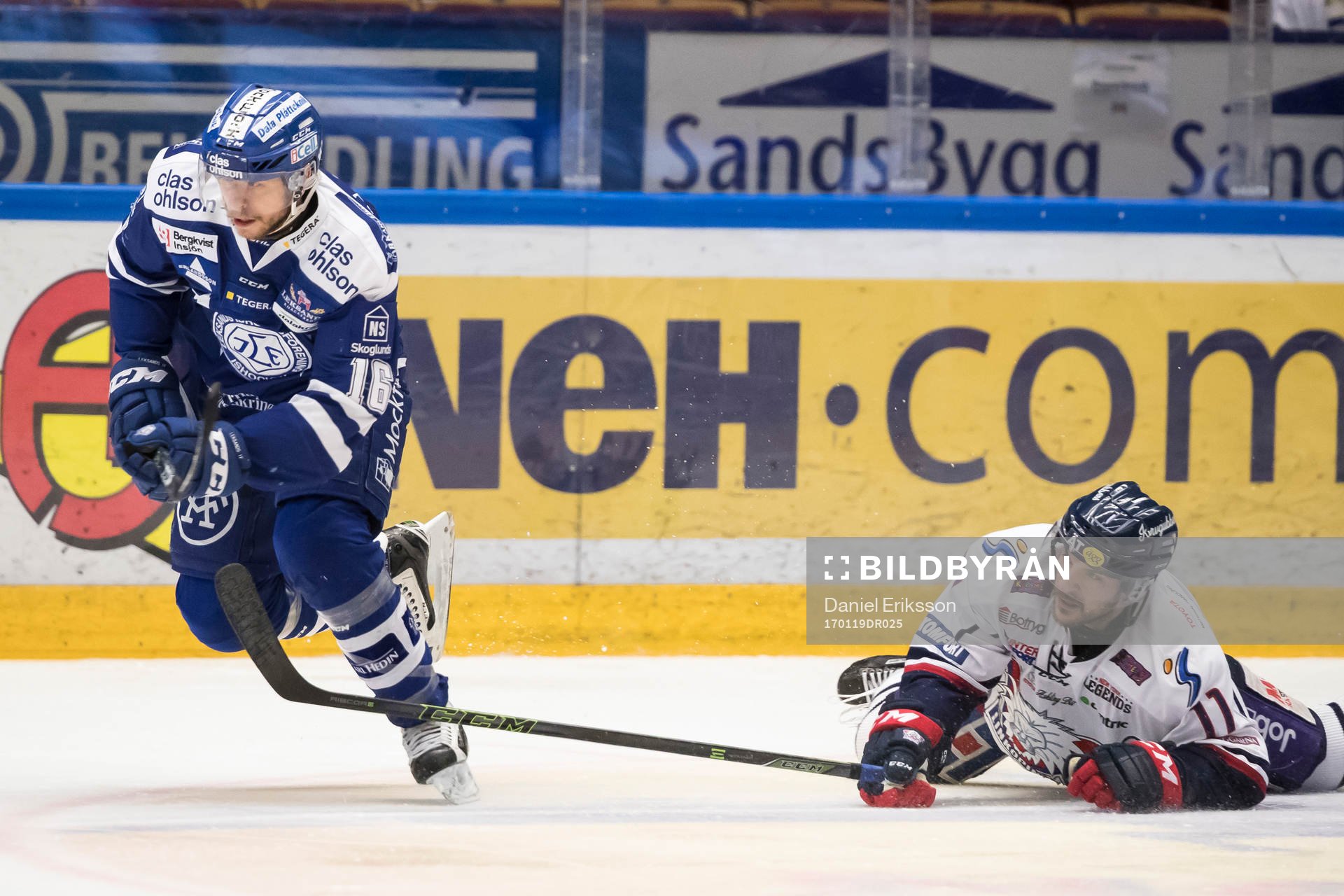 Linköpings Garret Roe faller bakom Leksands János Hári