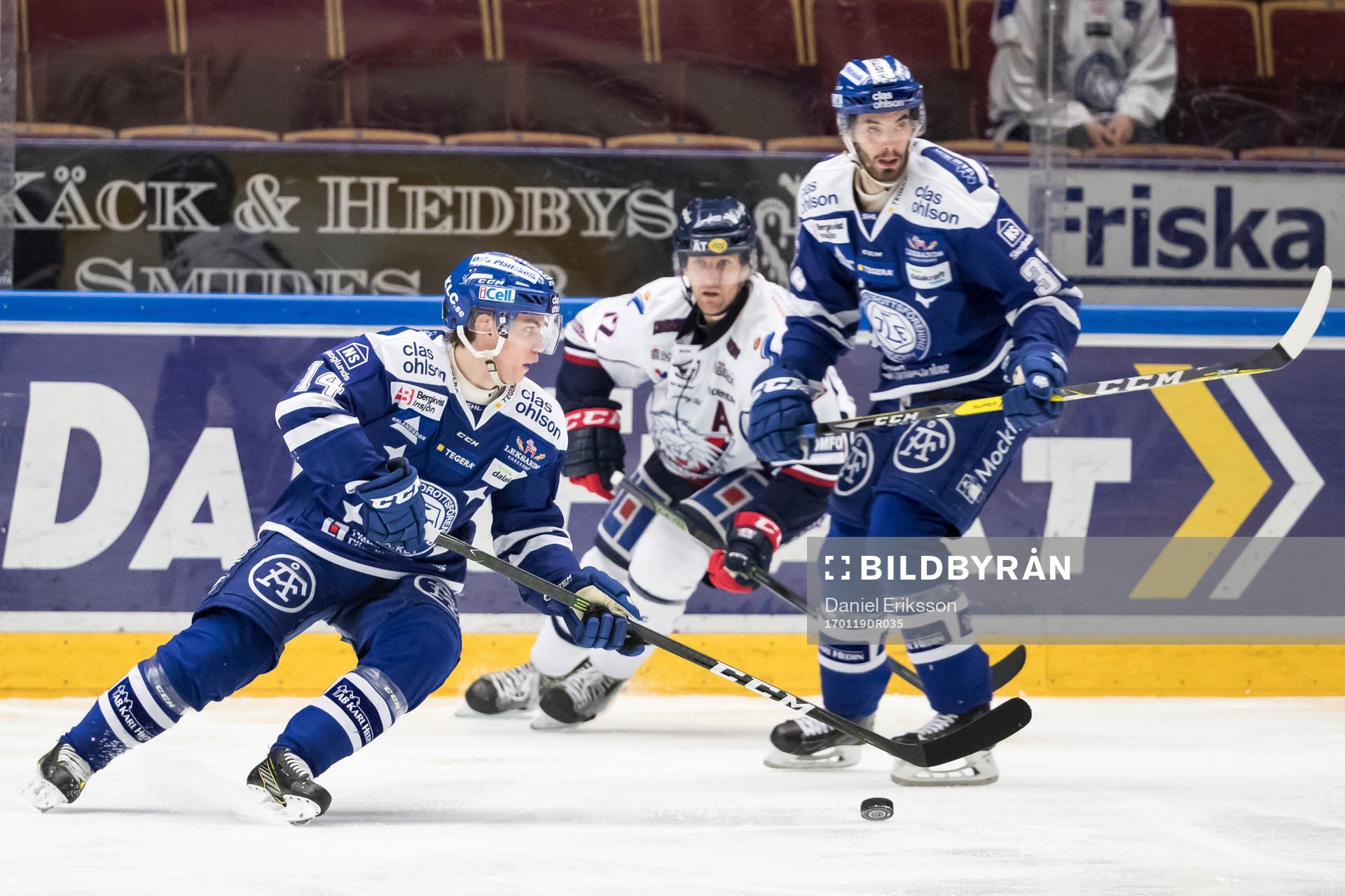 Leksands Oskar Lang med pucken framför Leksands Markus