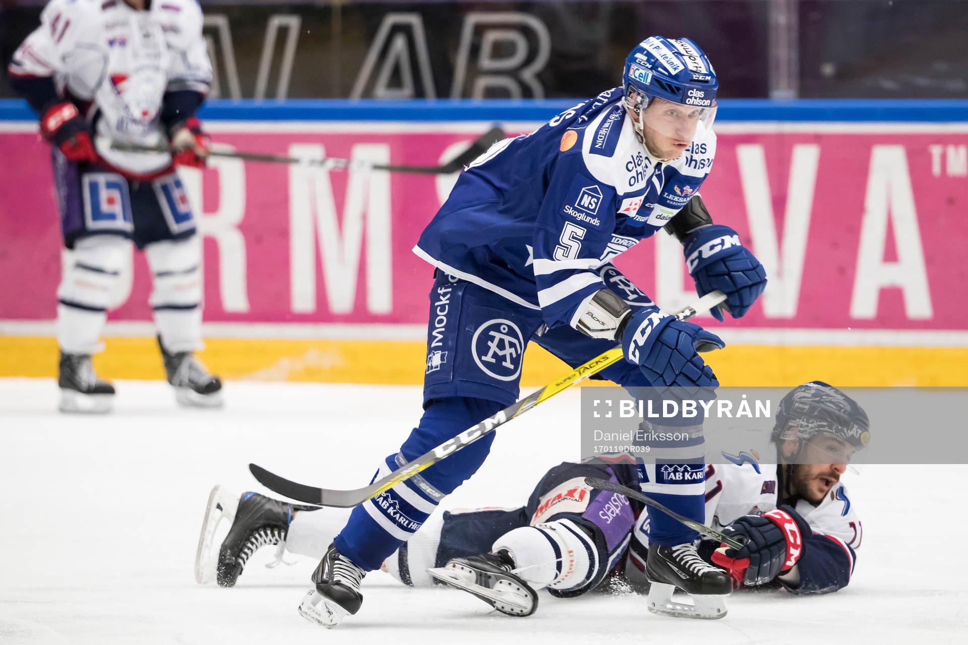Linköpings Garret Roe faller