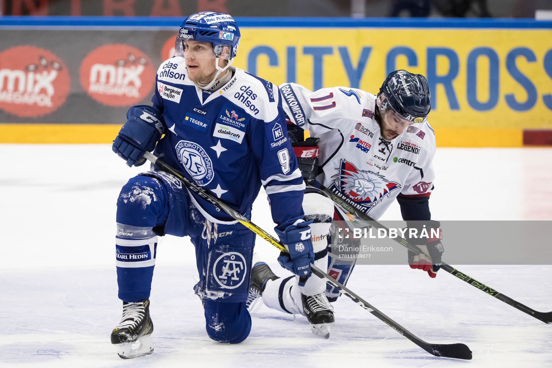 Leksands Lukas Ericsson och Linköpings Garret Roe  i