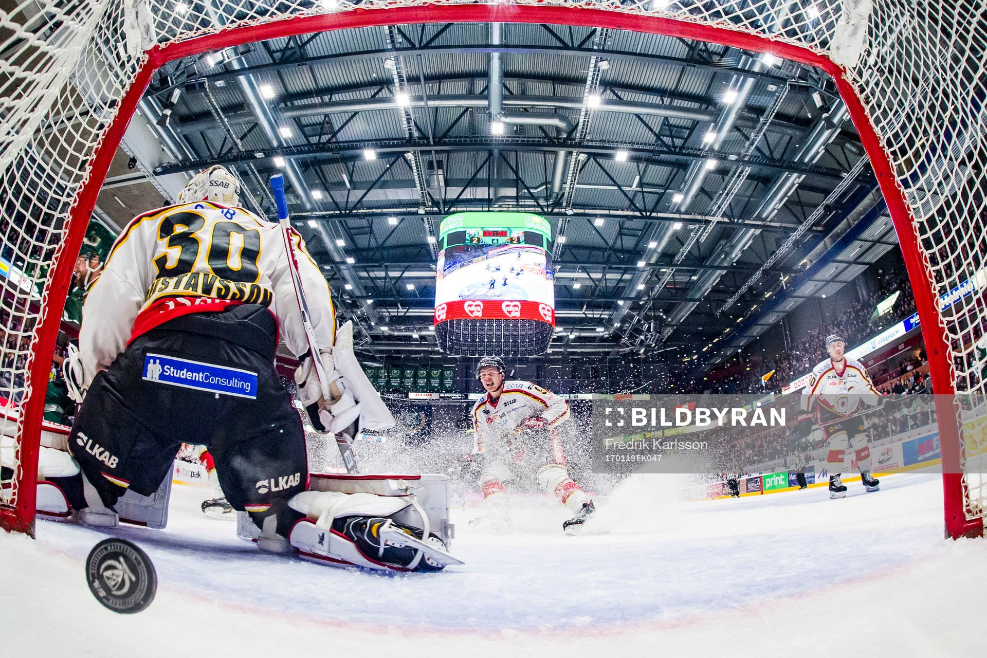 Färjestads Jonas Holös (ej i bild) gör 3-2