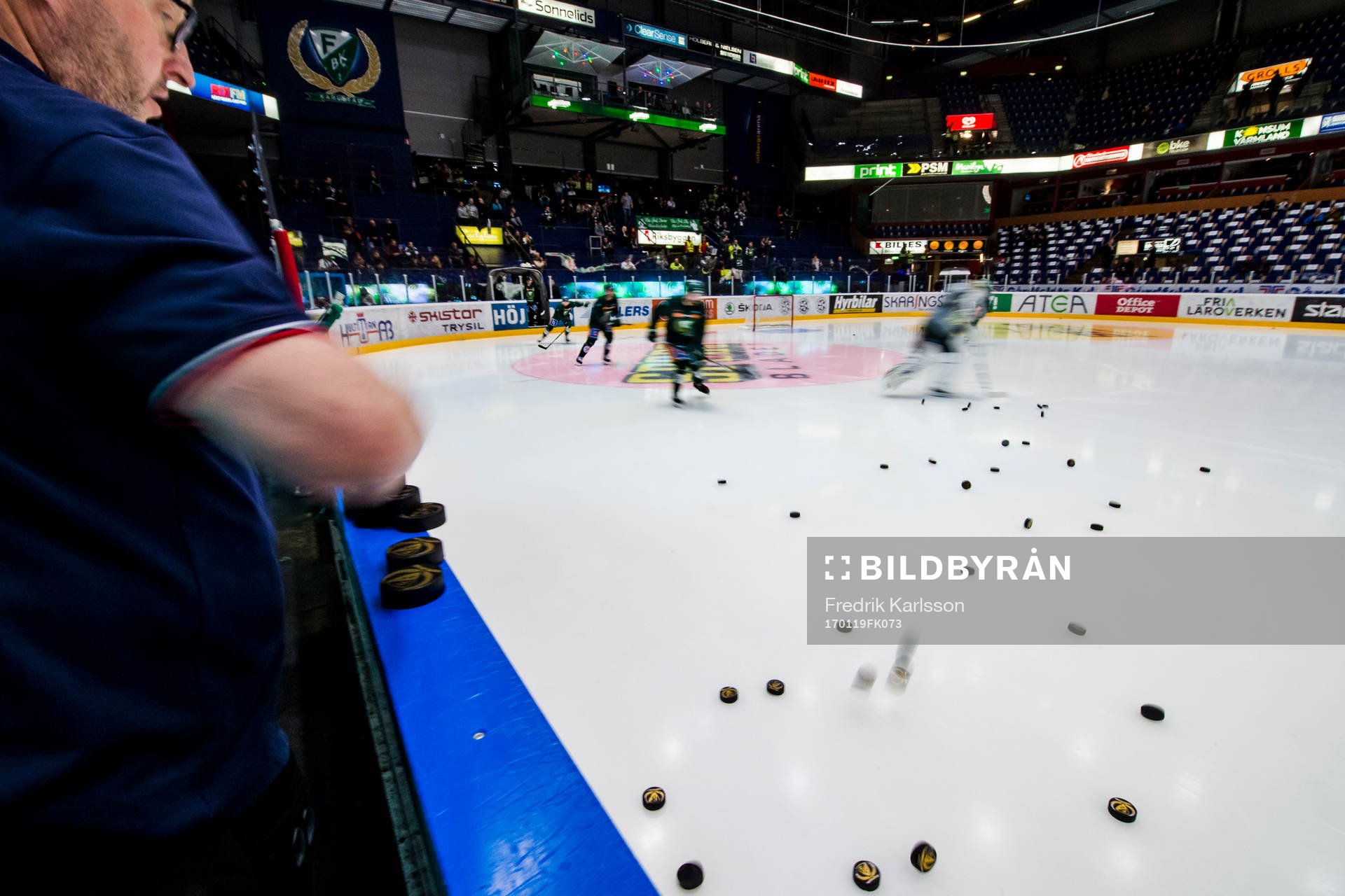 Puckar kastas ut på isen